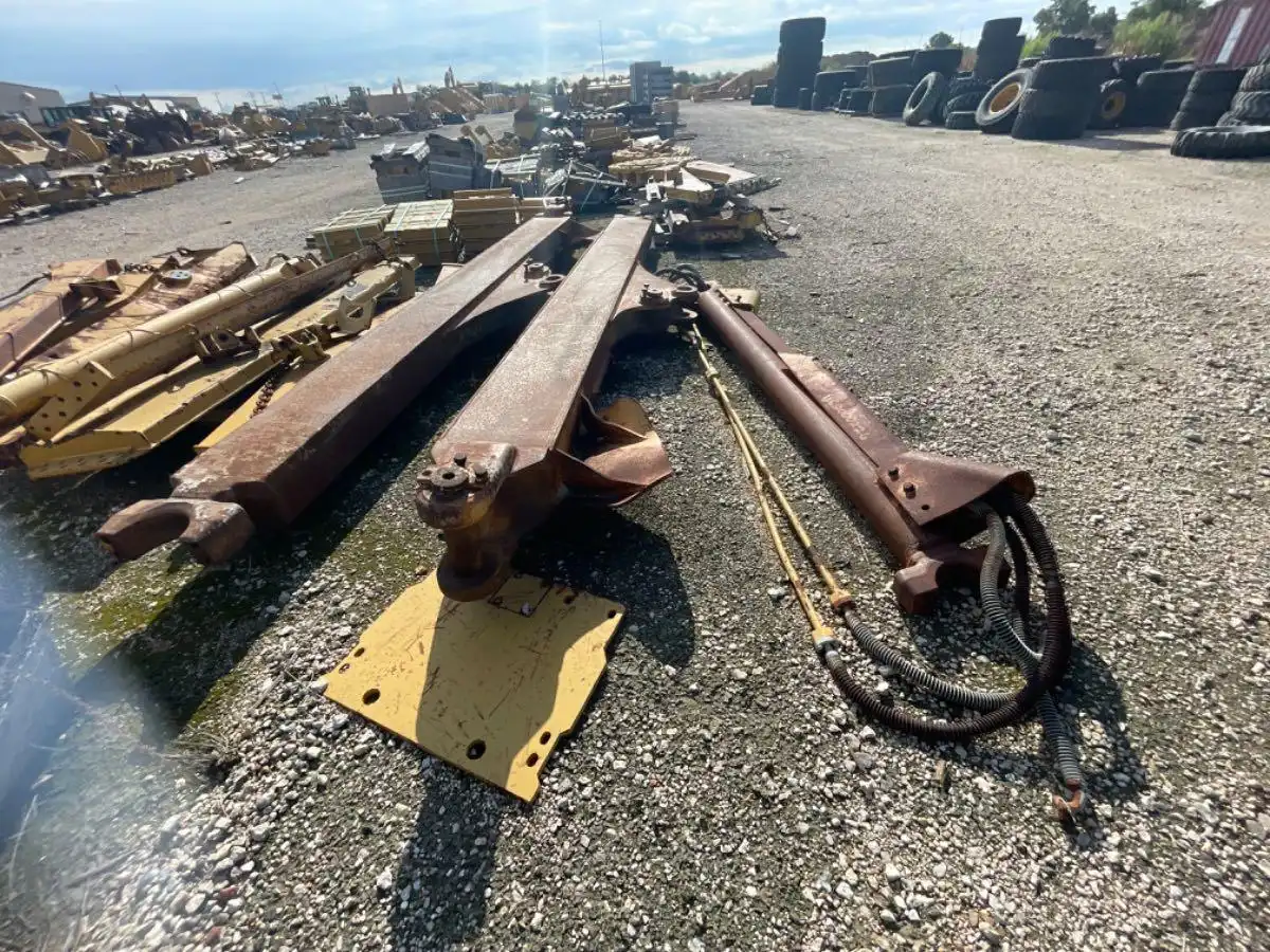 USED D11R/T PUSH ARMS W/ TAG LINK, BRACE & CYLINDER  JBM image 3
