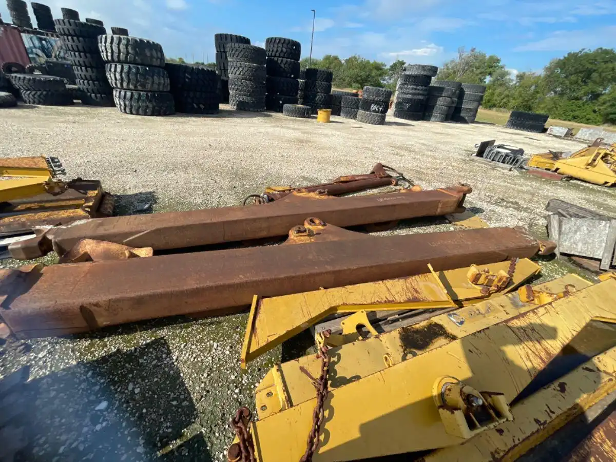 USED D11R/T PUSH ARMS W/ TAG LINK, BRACE & CYLINDER  JBM image 4