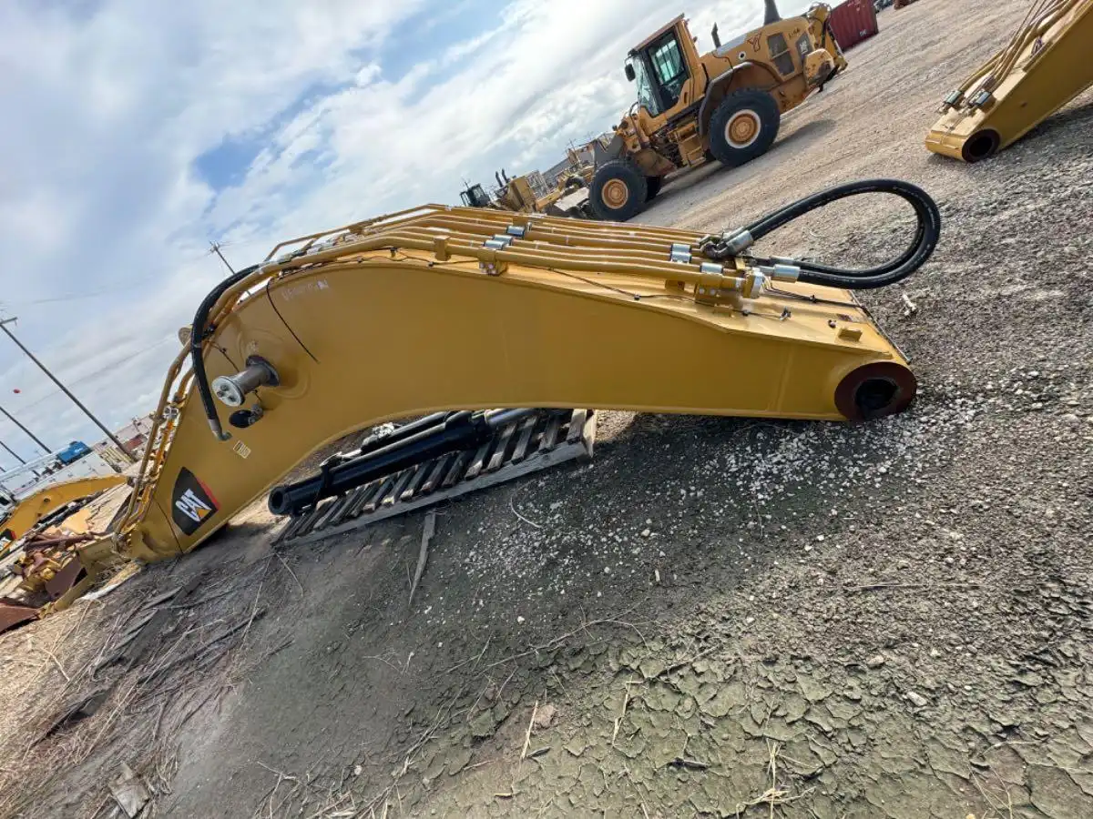 UNUSED BOOM FOR 374F W/BOOM CYLS, STK CYL AND HYD LINES  MQ image 4