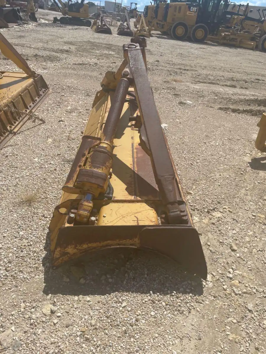 D6T XL ANGLE BLADE USED                        MQ image 2