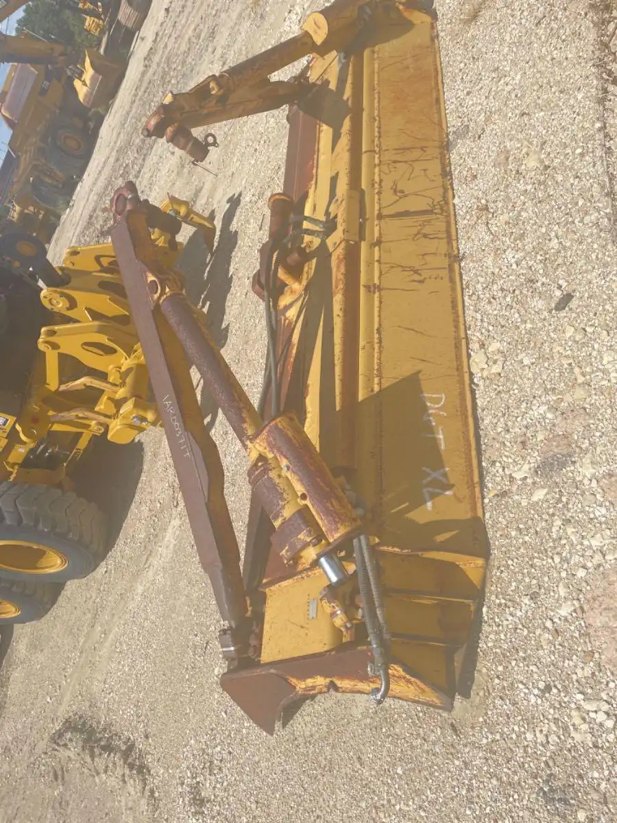 D6T XL ANGLE BLADE USED                        MQ image 3