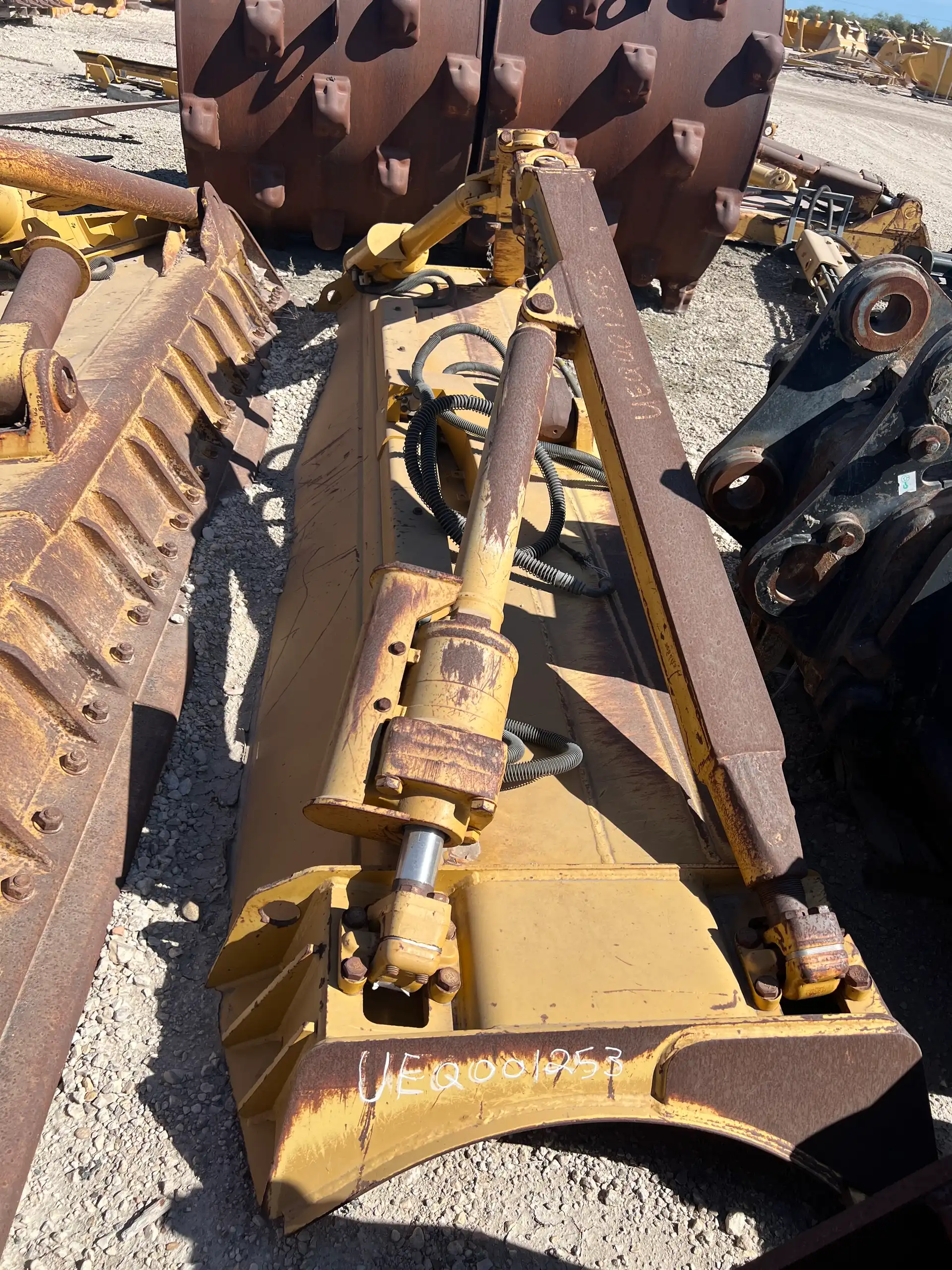 USED D6T XW ANGLE BLADE COMPLETE                 MQ image 2