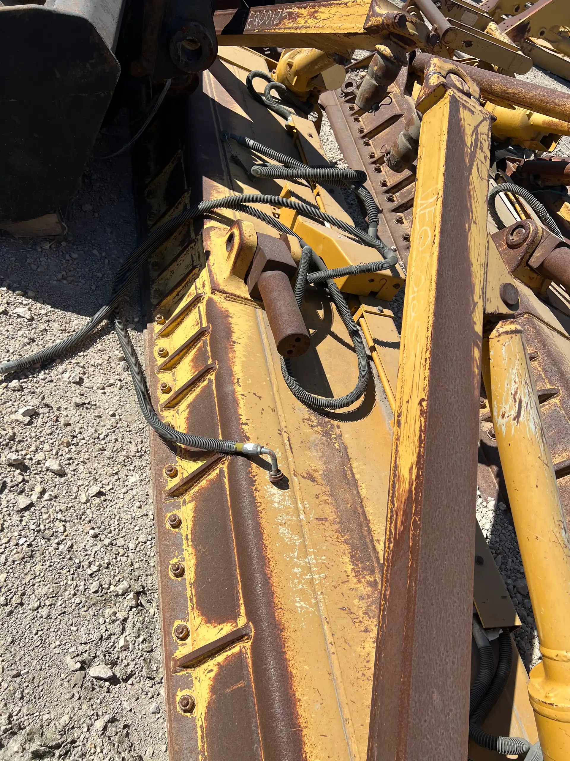 USED D6T XW ANGLE BLADE COMPLETE                 MQ image 4