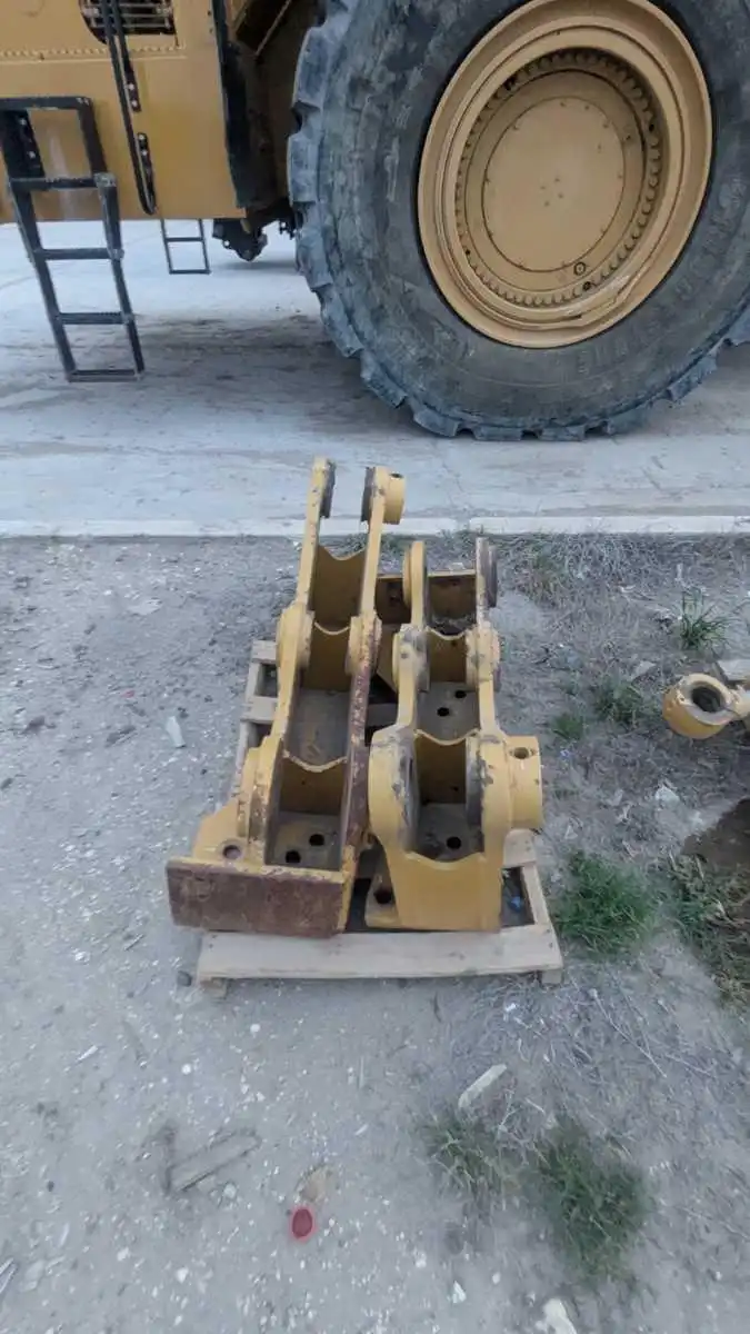 USED D8T MS RIPPER W/ 1 SHANK            MQ image 5