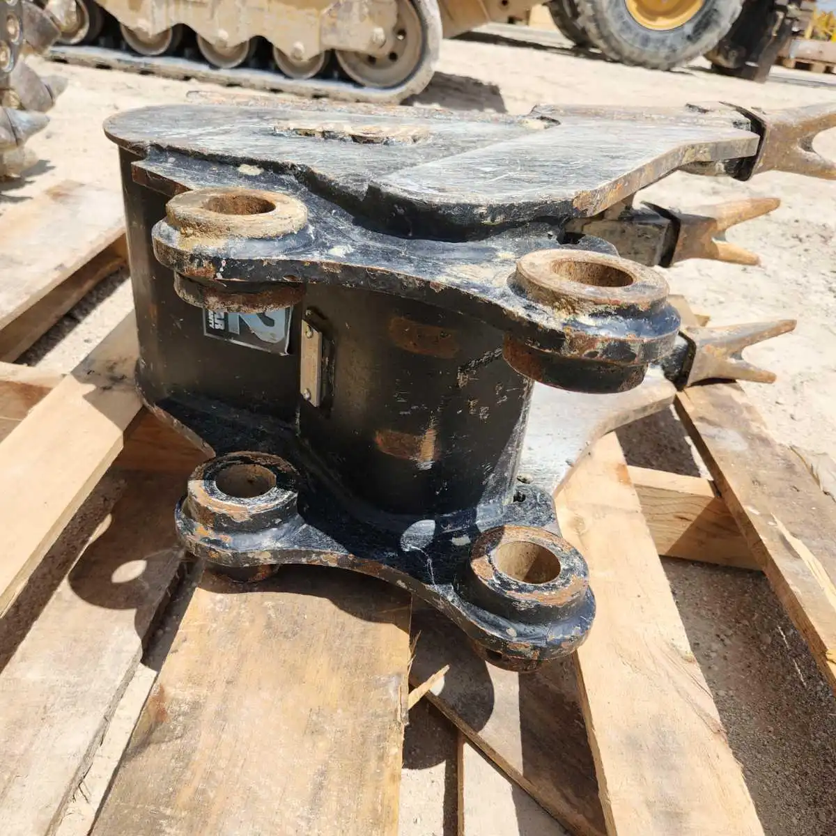 USED 12" V BOTTOM BUCKET FOR 3T MHE           MQ image 3