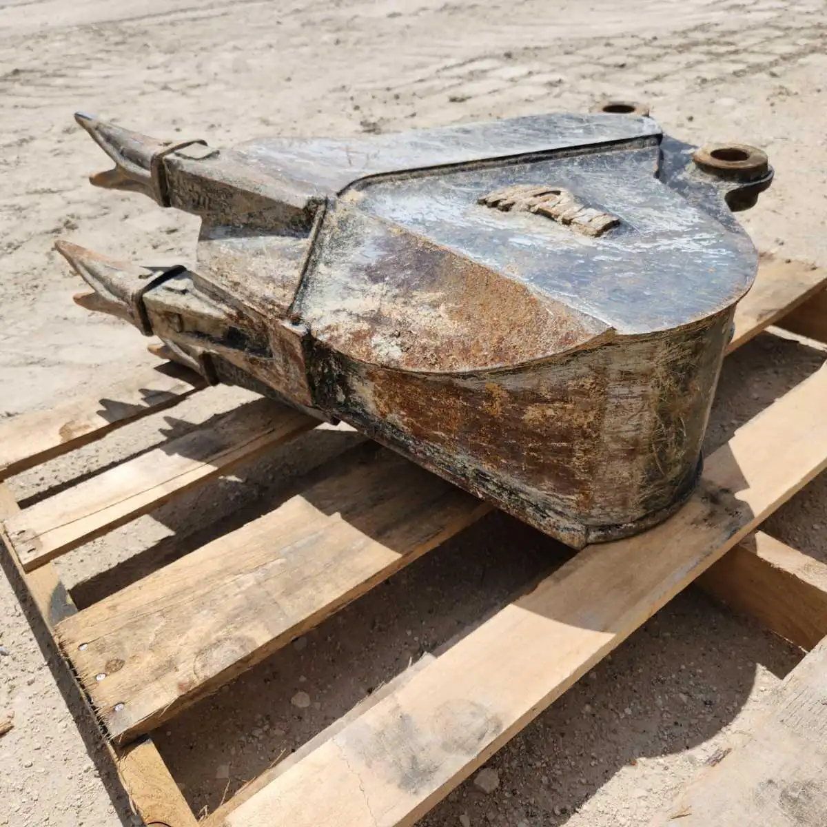 USED 12" V BOTTOM BUCKET FOR 3T MHE           MQ image 4