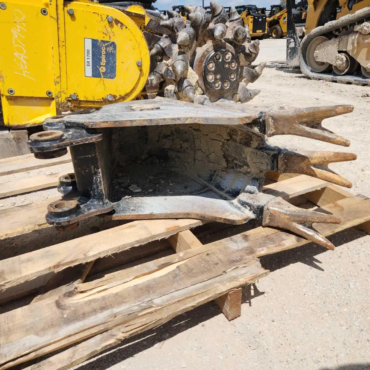 USED 12" V BOTTOM BUCKET FOR 3T MHE           MQ image 7
