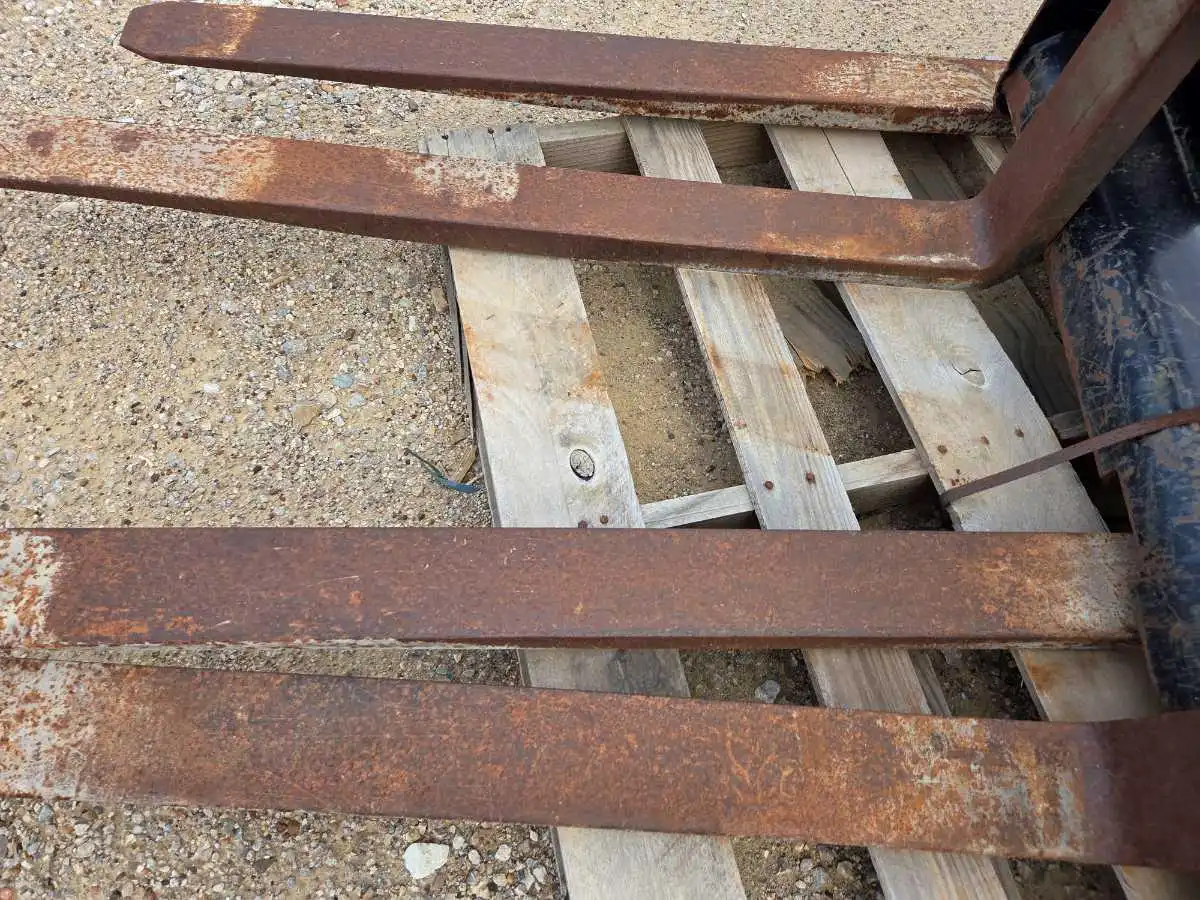 CAT CARRIAGE AND 48" FORKS FITS ALL SKID STEERS  JBM image 2