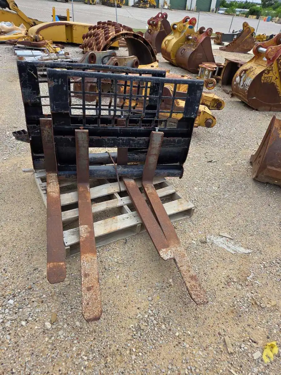 CAT CARRIAGE AND 48" FORKS FITS ALL SKID STEERS  JBM image 5