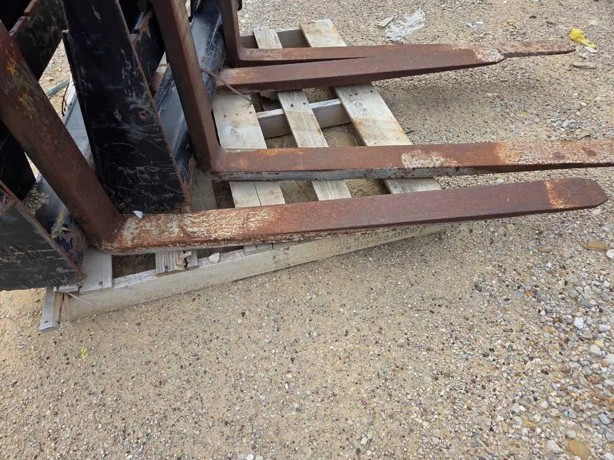 CAT CARRIAGE AND 48" FORKS FITS ALL SKID STEERS  JBM image 6