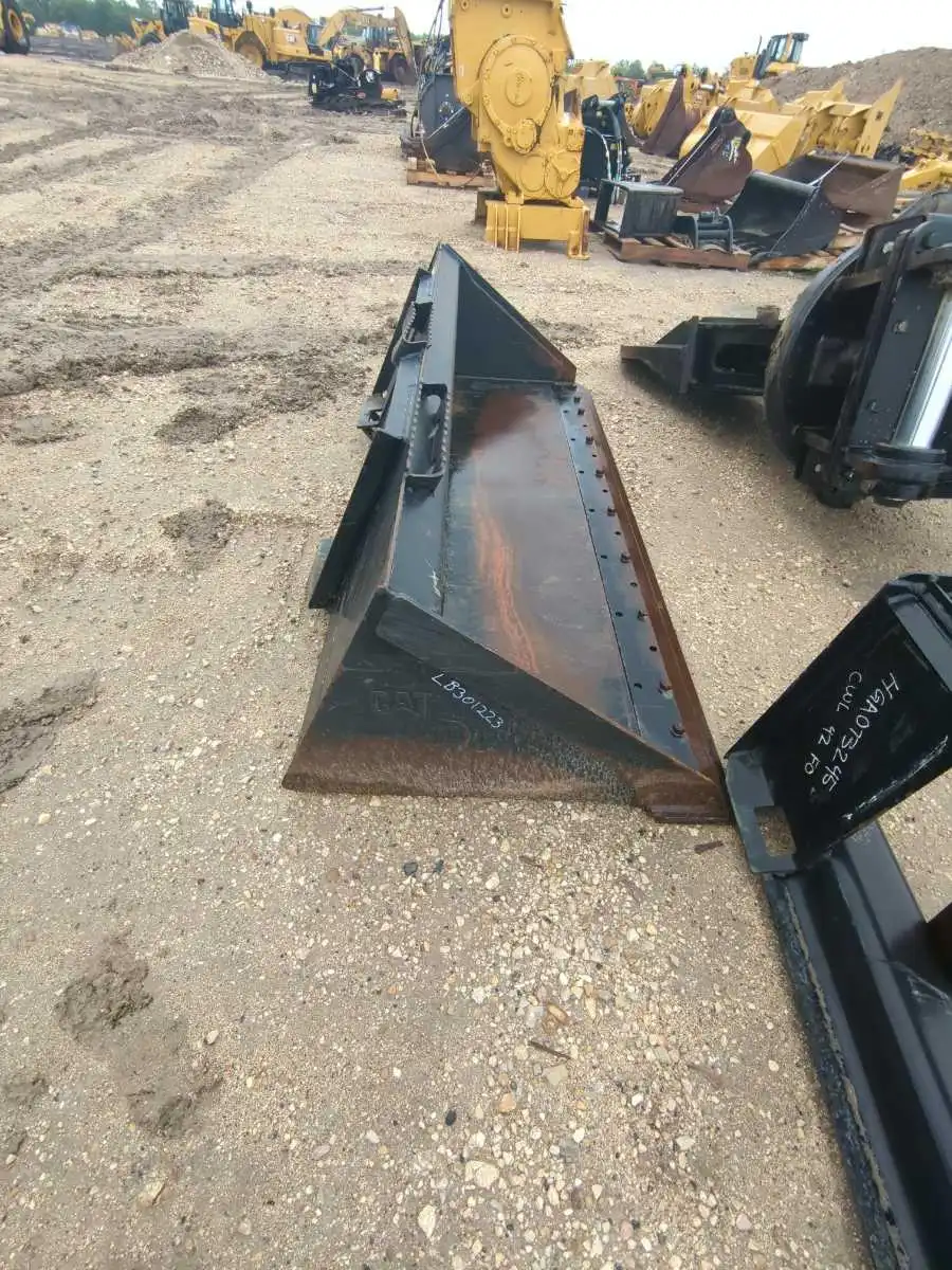USED 80" SSL BUCKET W/ CUTTING EDGE            MQ image 7