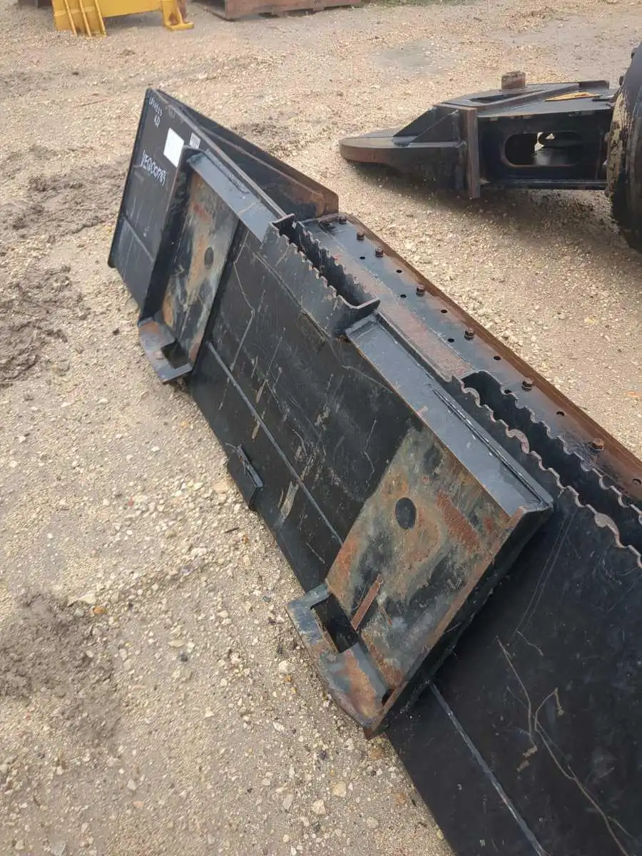 USED 80" SSL BUCKET W/ CUTTING EDGE            MQ image 3
