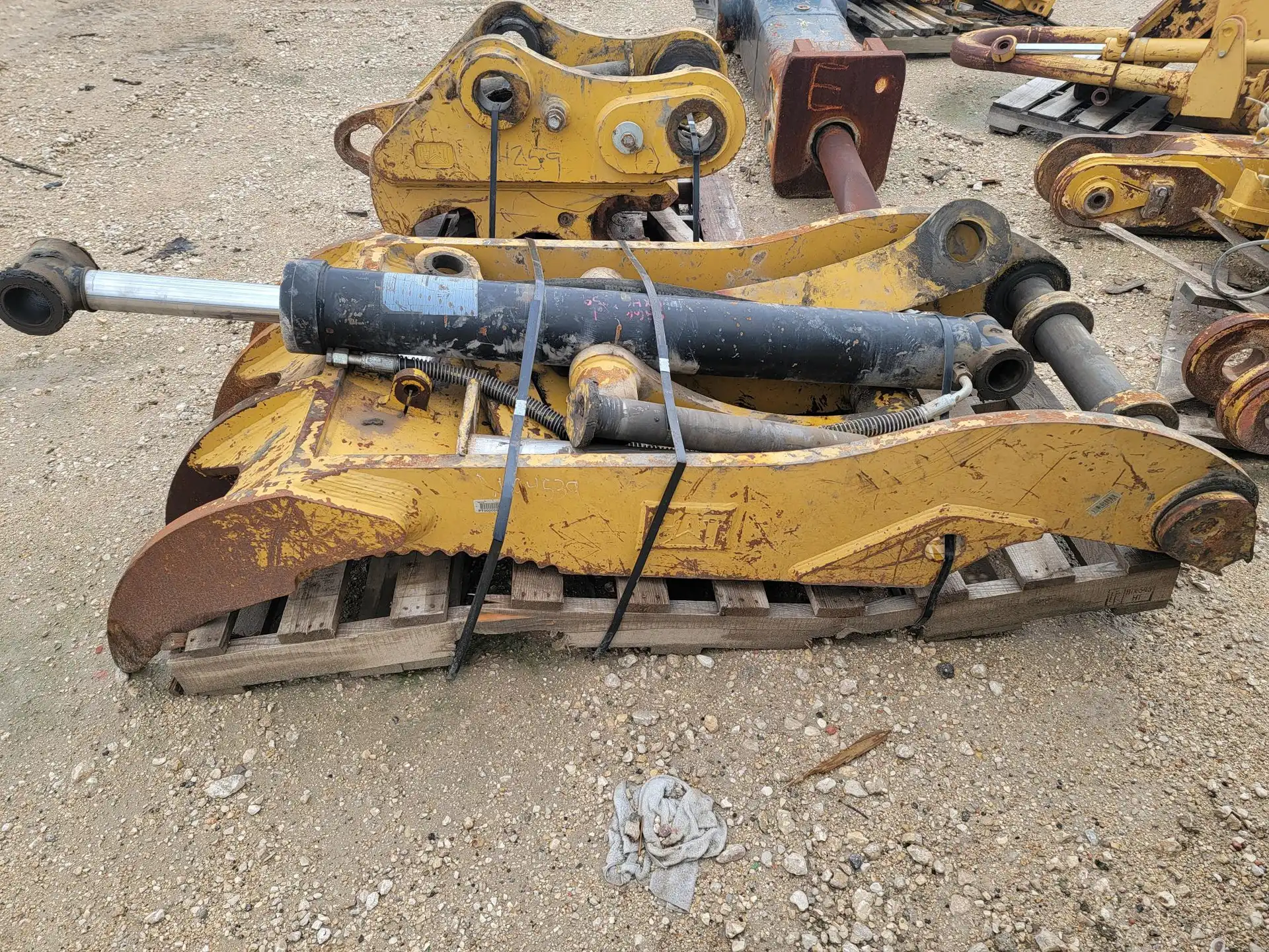 USED HYD THUMB FOR 72" COUPLER BUCKET             MQ image 3