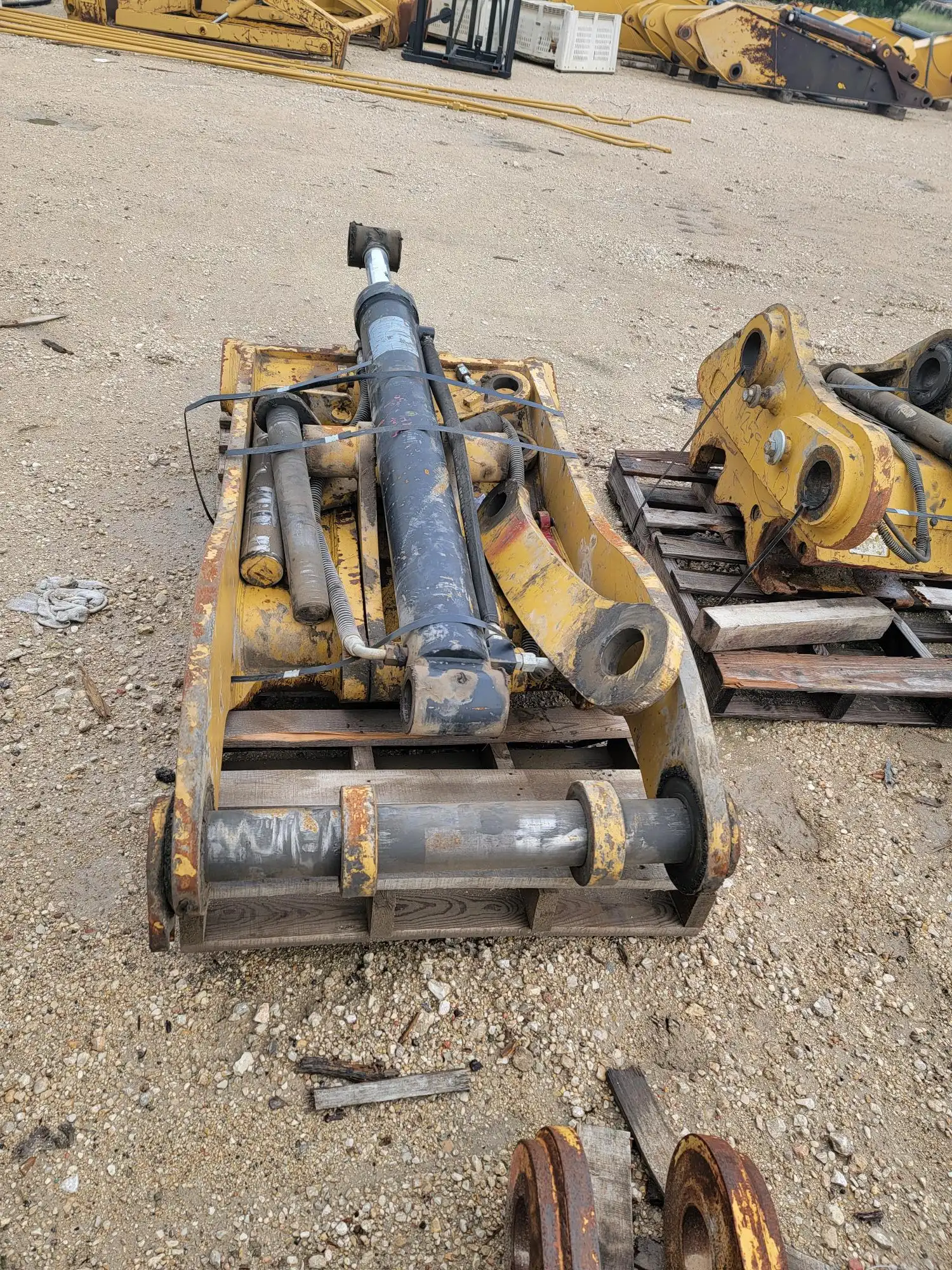 USED HYD THUMB FOR 72" COUPLER BUCKET             MQ image 4