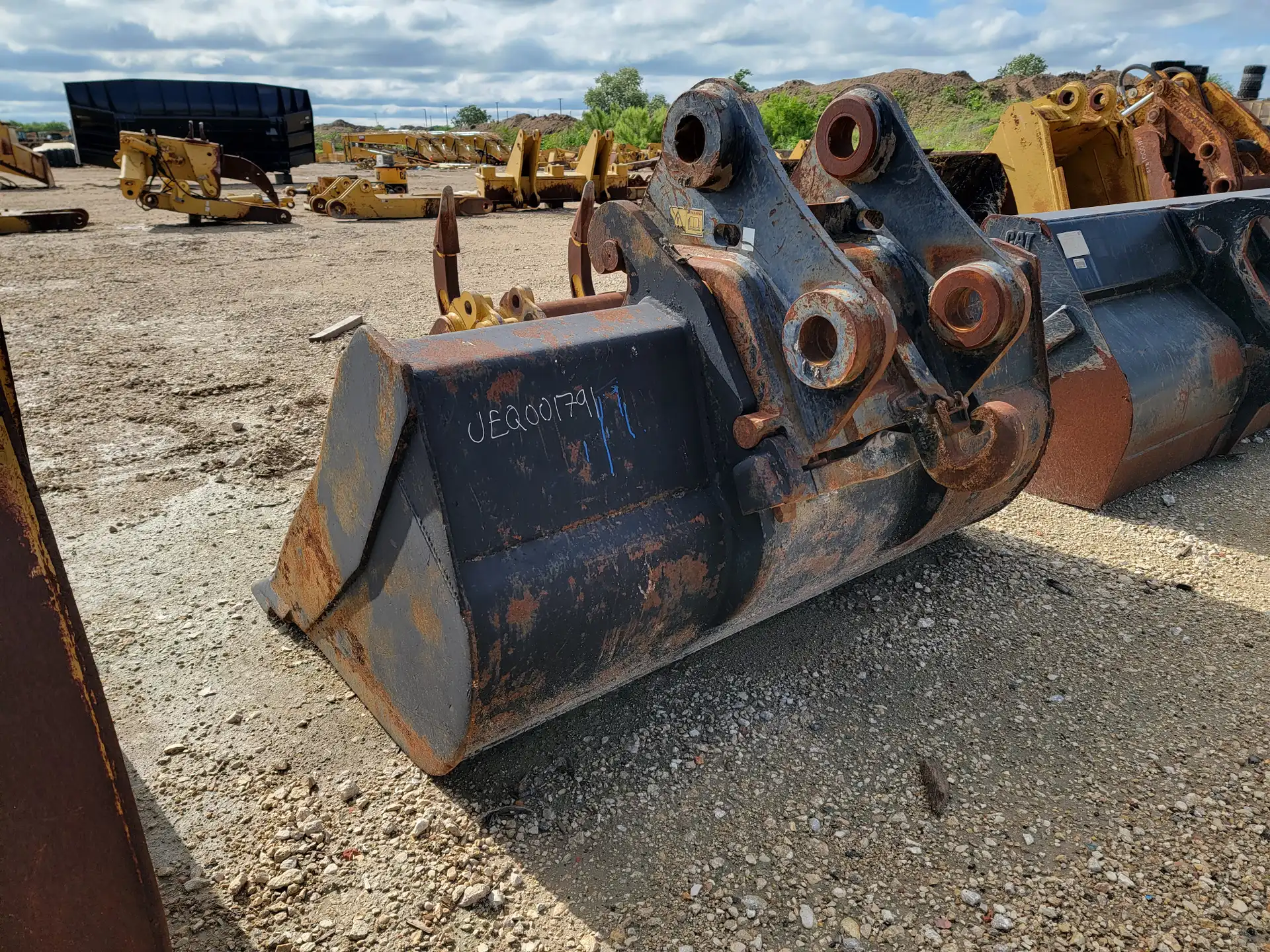 CW40 STYLE COUPLER STILL ATTACHED TO 72" DCB         MQ image 2