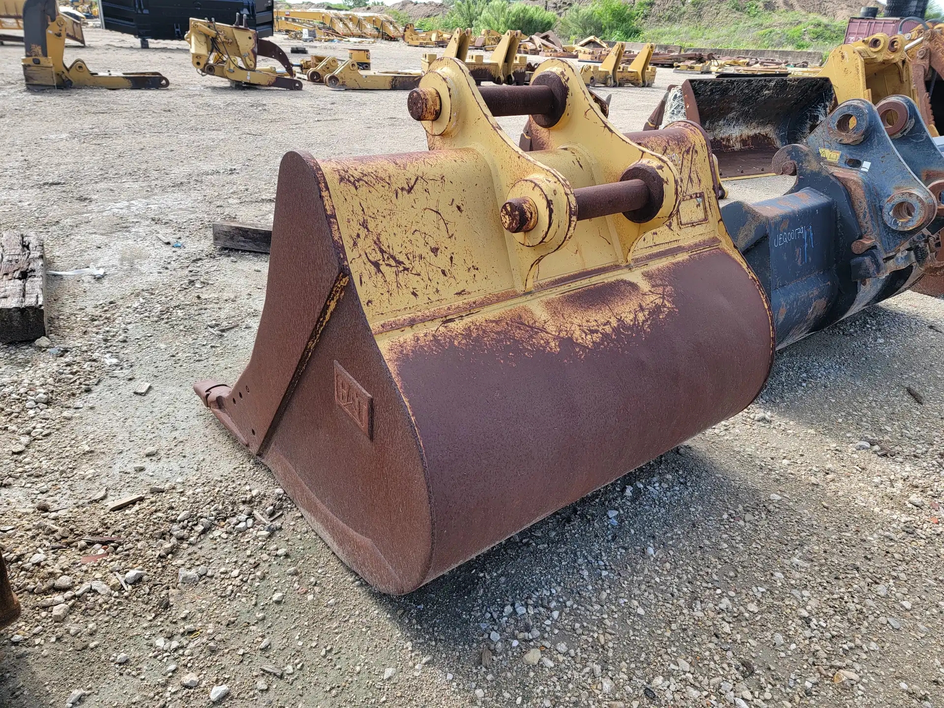 USED 54" CB BUCKET WORN BASE EDGE BETWEEN TEETH     MQ image 3