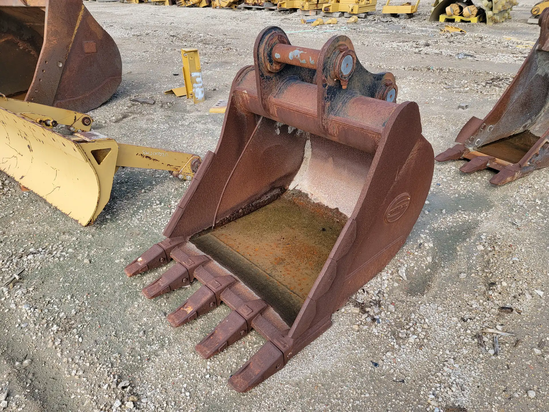USED STRICKLAND BRAND BUCKET FOR 320             MQ image 3