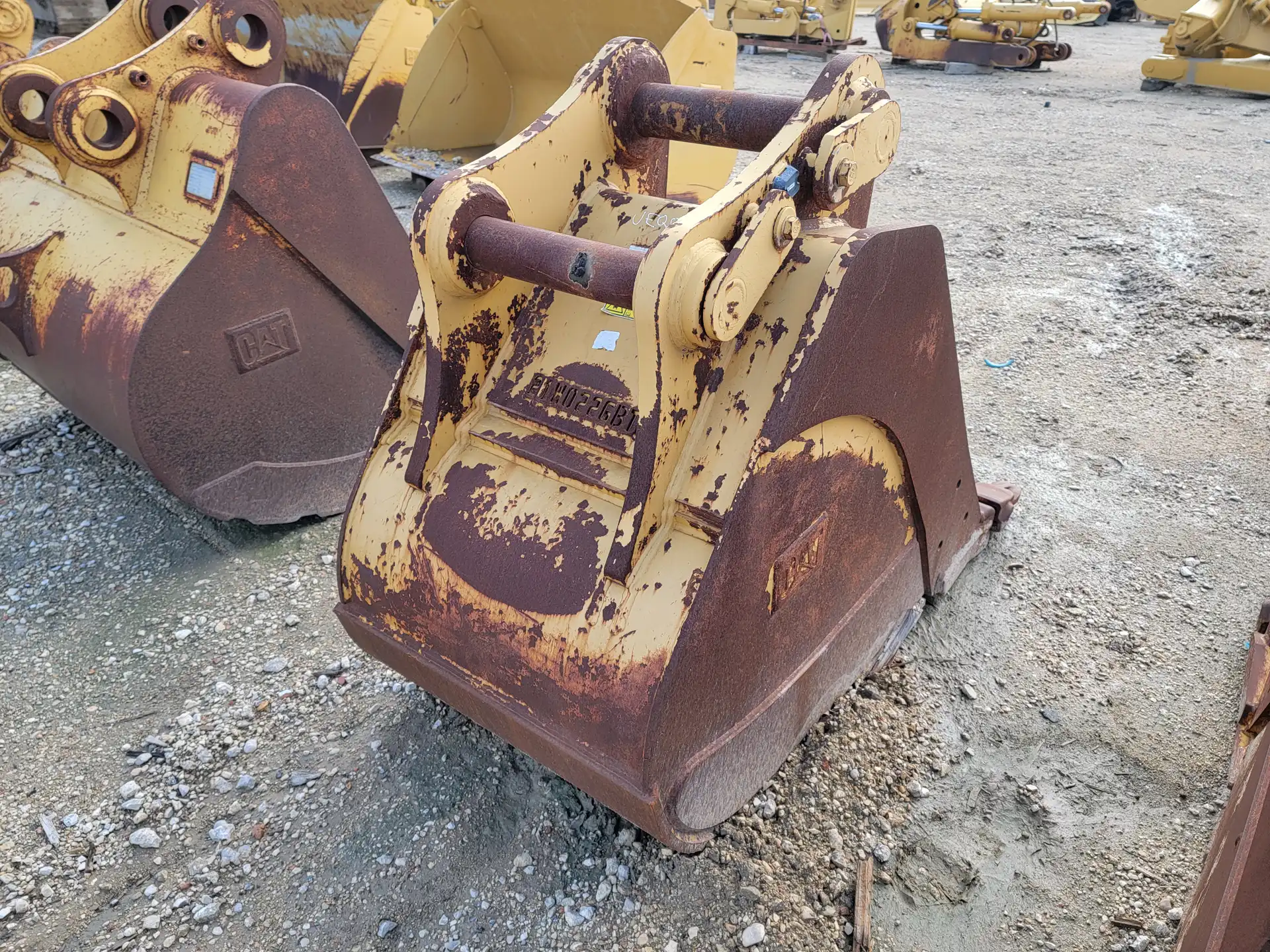 USED 35" 336 BUCKET  *NOT STANDARD DB BU / SEE PICS*   MQ image 2