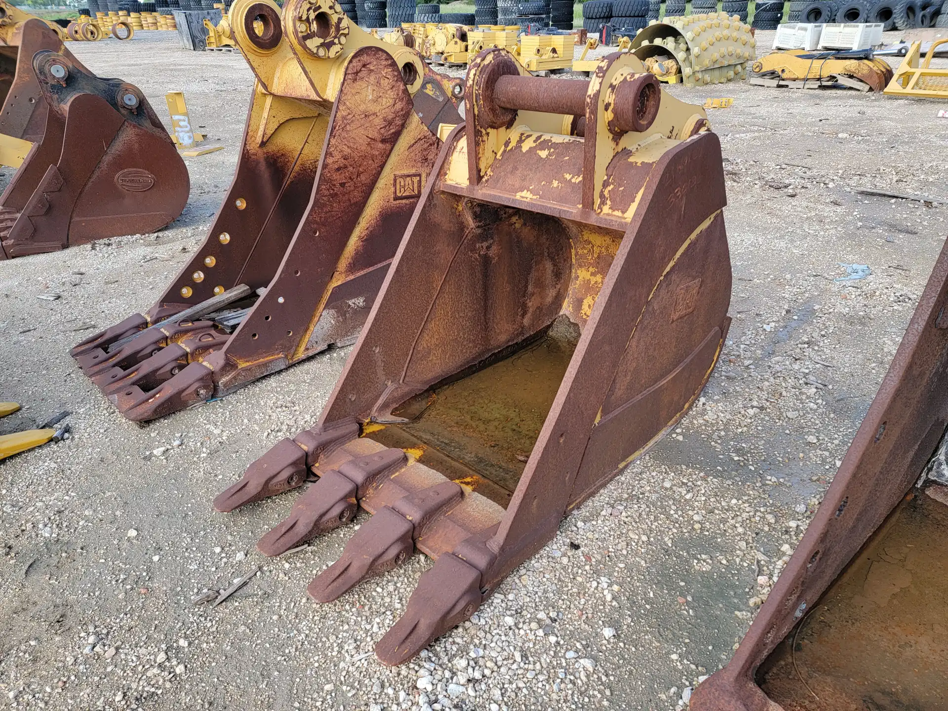 USED 35" 336 BUCKET  *NOT STANDARD DB BU / SEE PICS*   MQ image 4