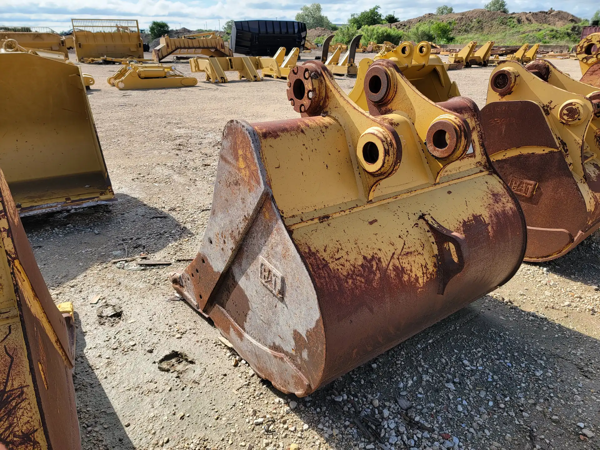 60" HD BUCKET   **MISSING TOOTH / ROUGH BUCKET**     MQ image 3