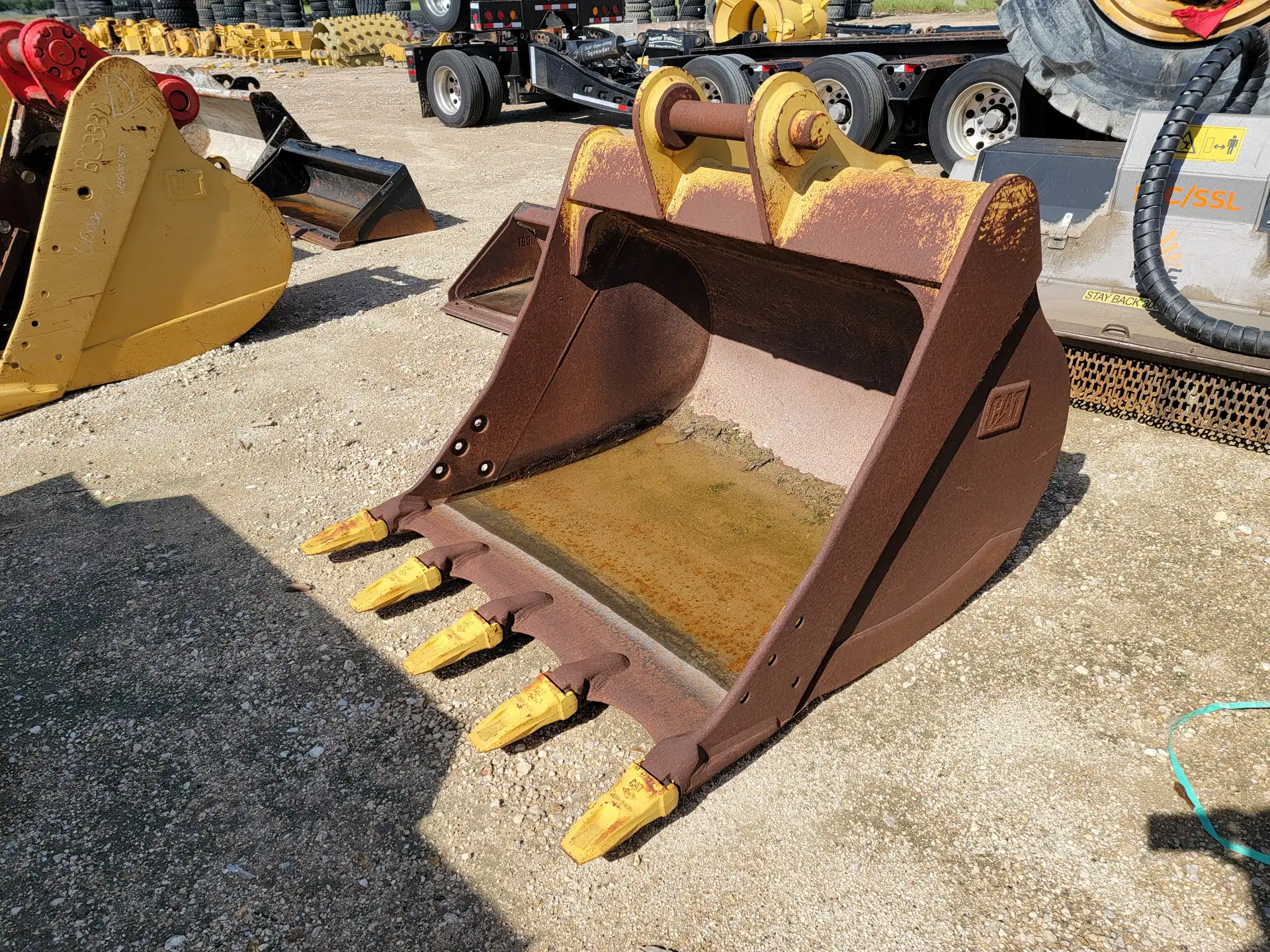 USED 320 60" BUCKET   *WORN BETWEEN TEETH*             MQ image 2
