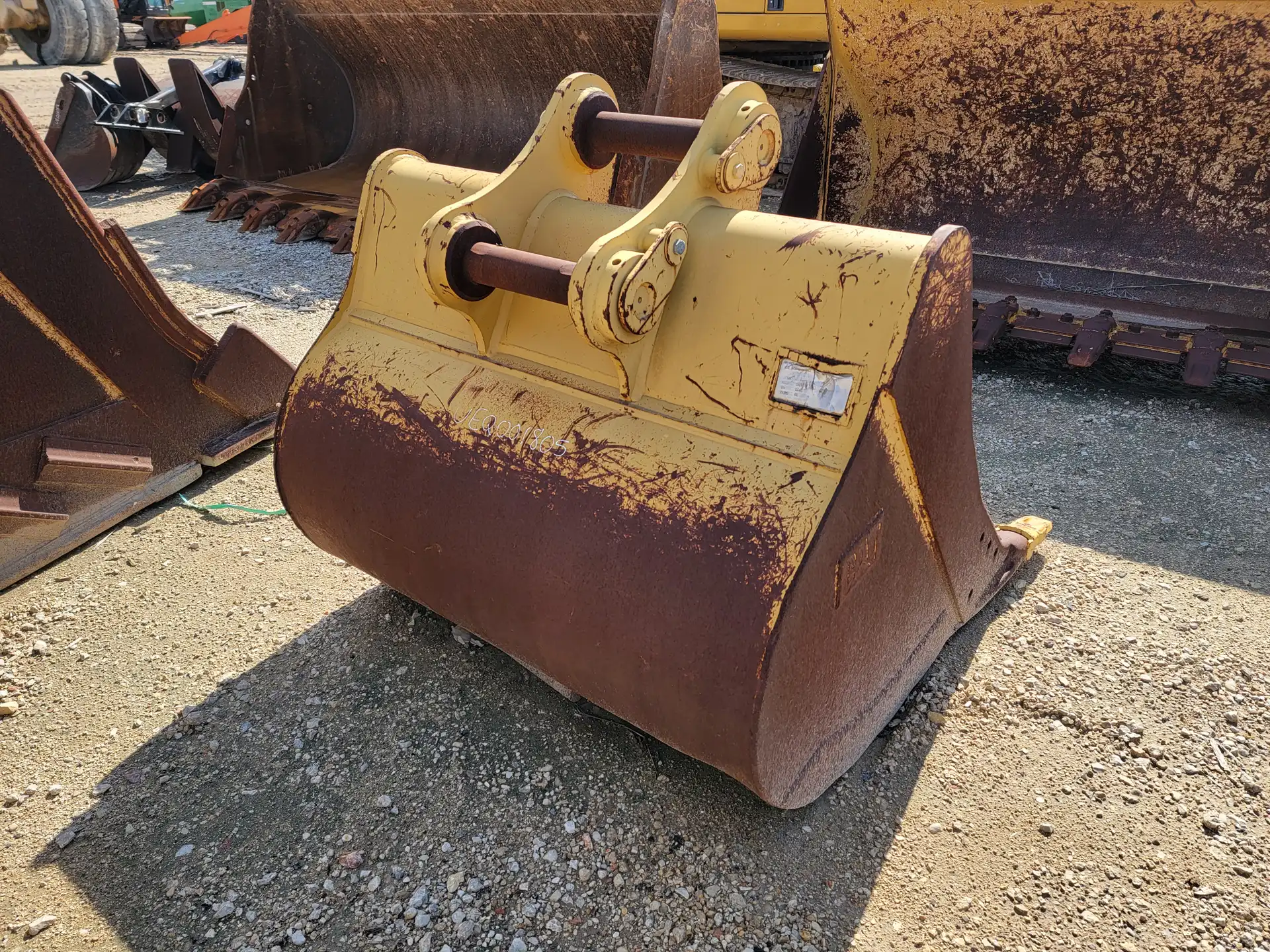 USED 320 60" BUCKET   *WORN BETWEEN TEETH*             MQ image 3