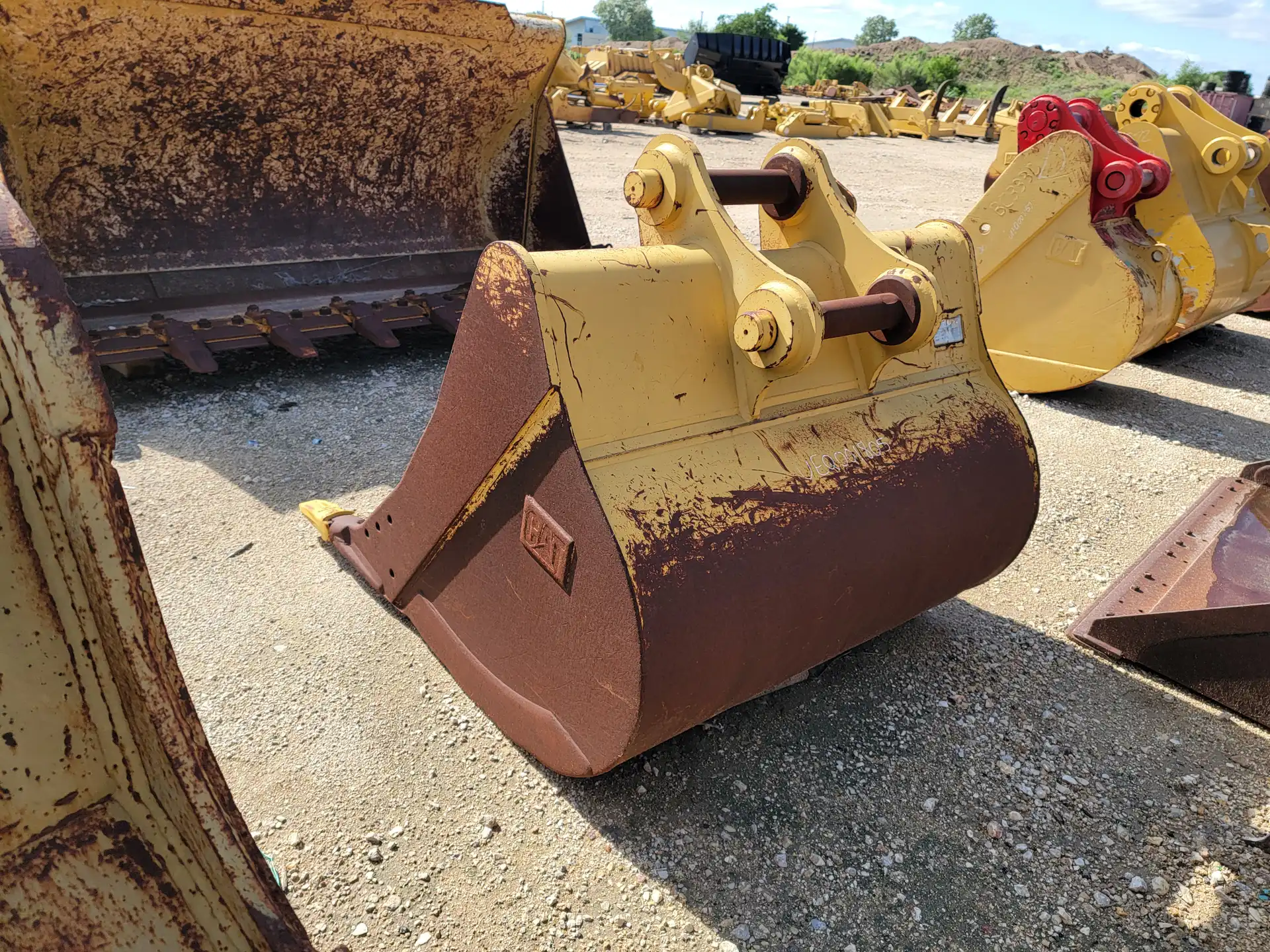 USED 320 60" BUCKET   *WORN BETWEEN TEETH*             MQ image 4