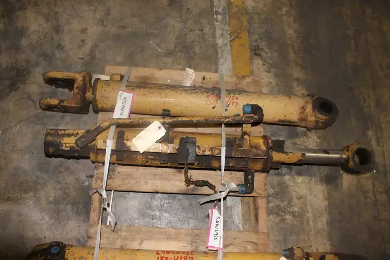 Complete Tilt Cyl Arrangement With Tube And Rod Assemblies image