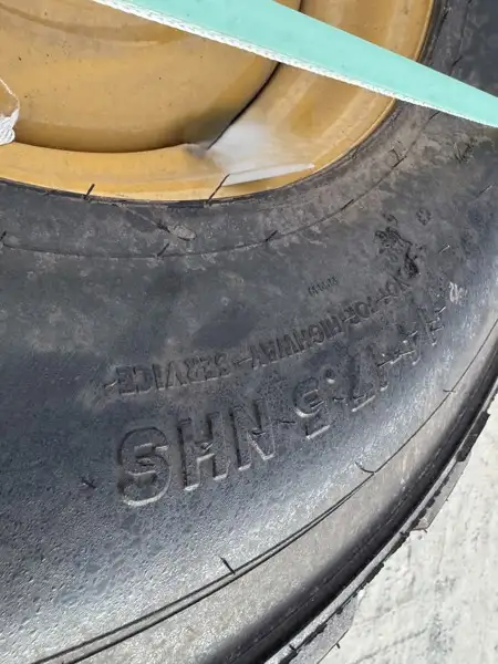 LH Tire/Rim image