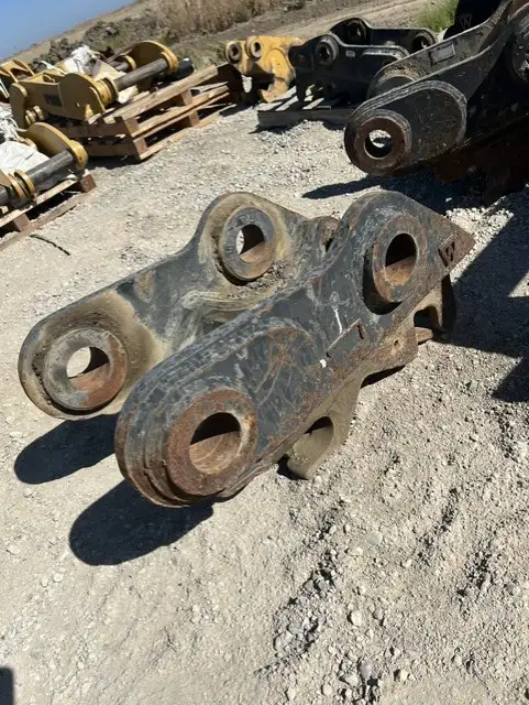 Excavator Quick Couper: Fits CAT CB Link, Picks Up CAT 225 Buckets. image