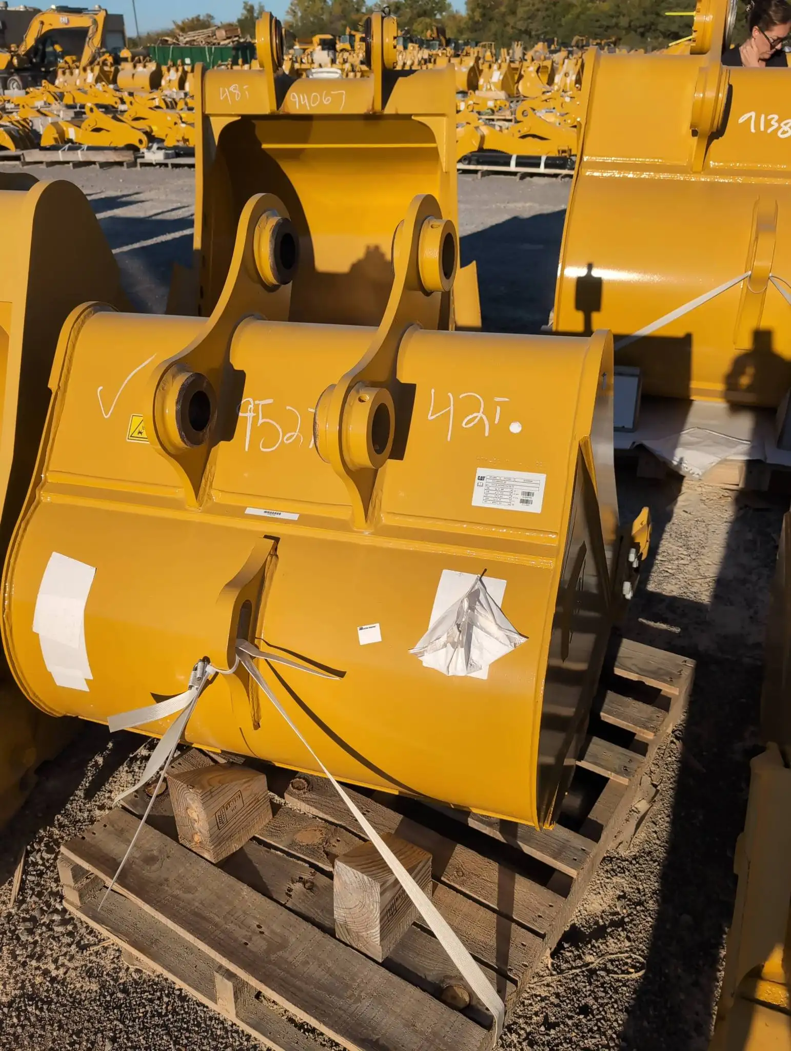 Bucket and Adjuster Group image