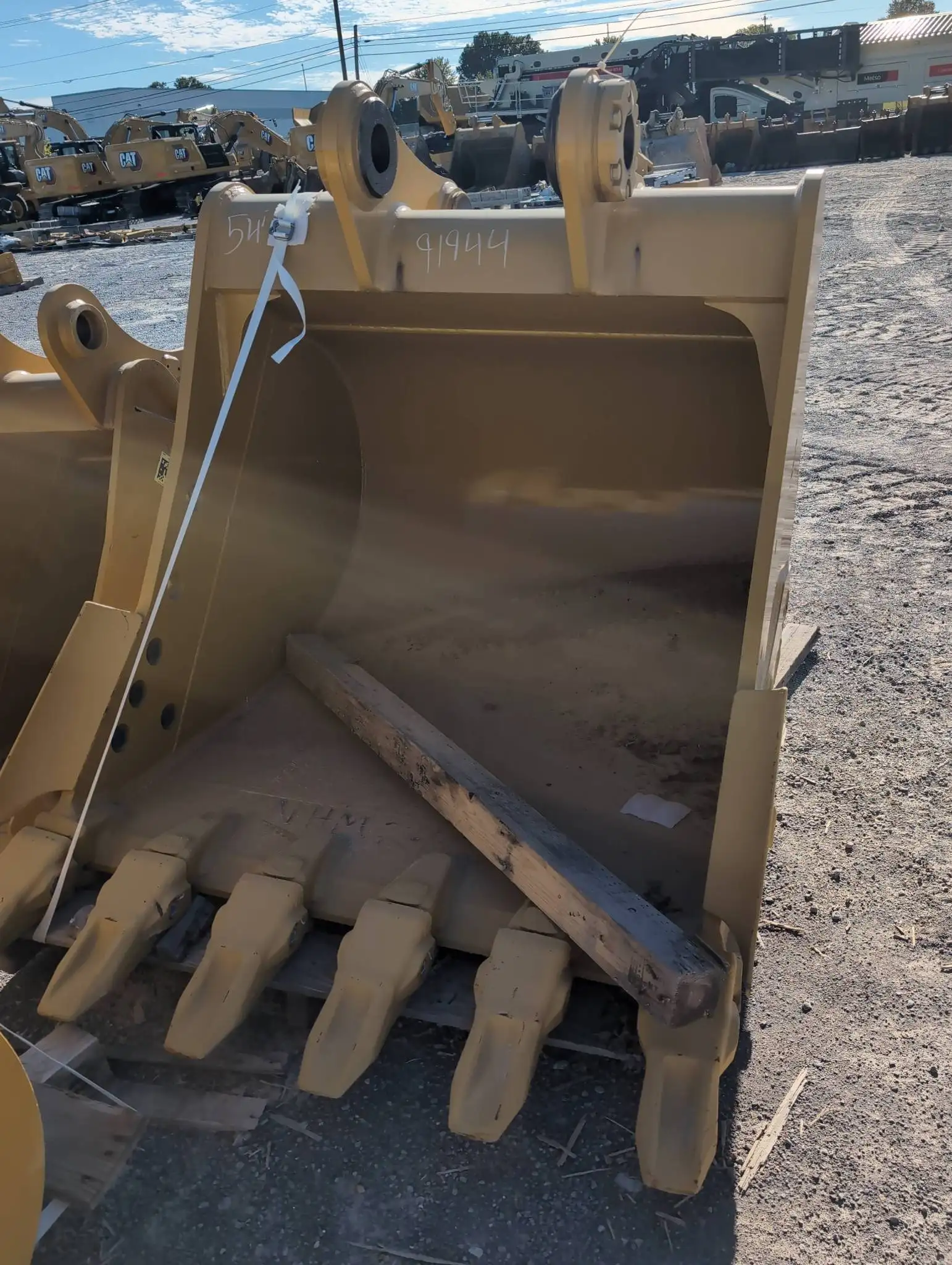 Bucket and Adjuster Group image