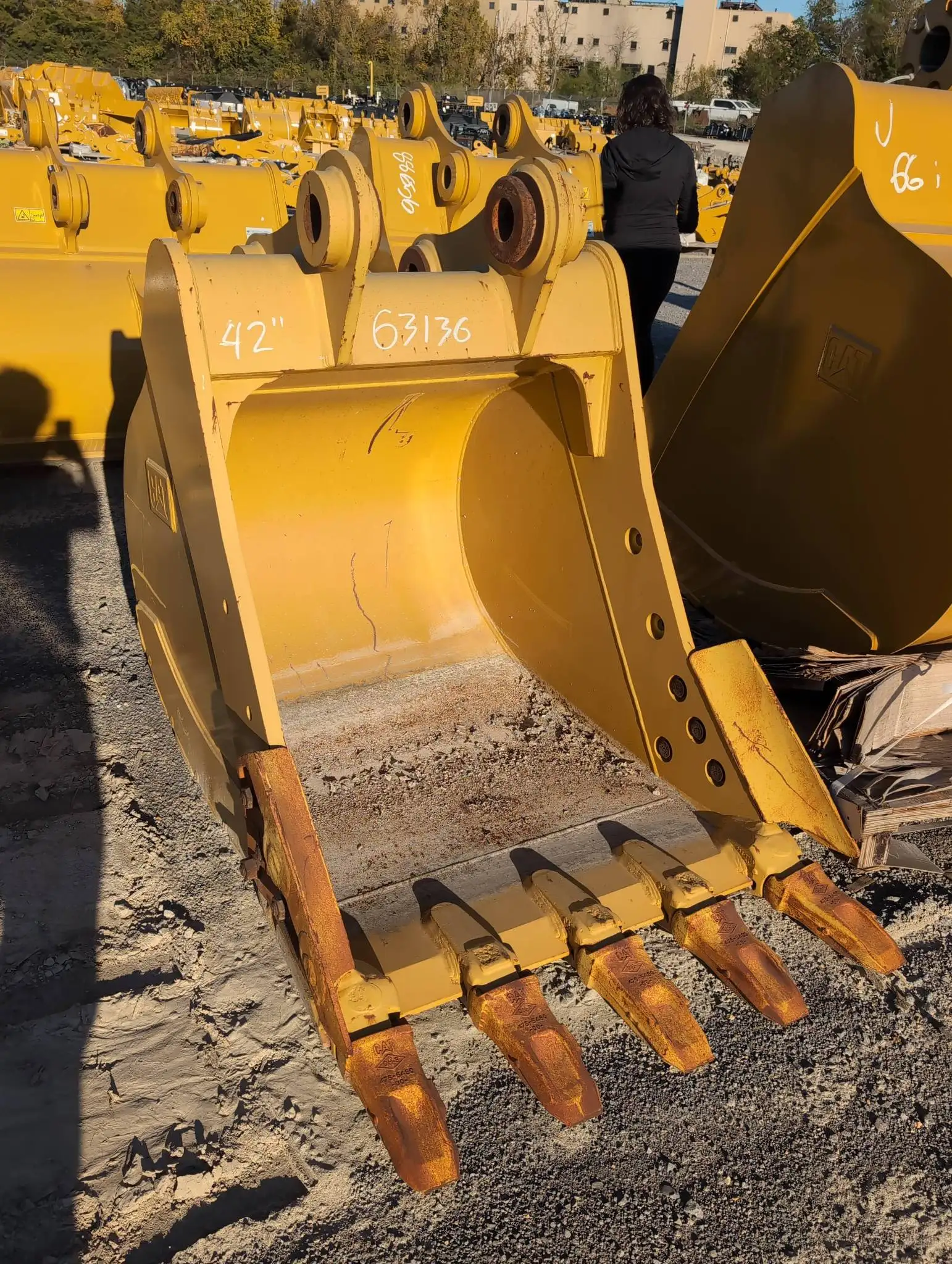 Bucket and Adjuster Group image