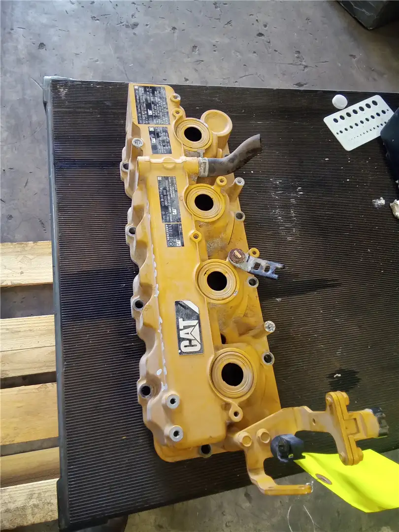 USED VALVE COVER image