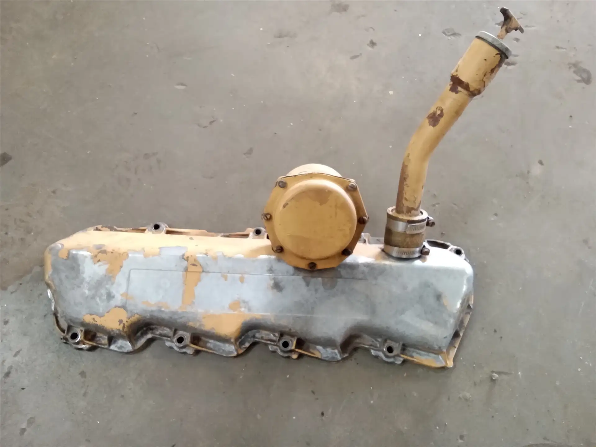 USED VALVE COVER image