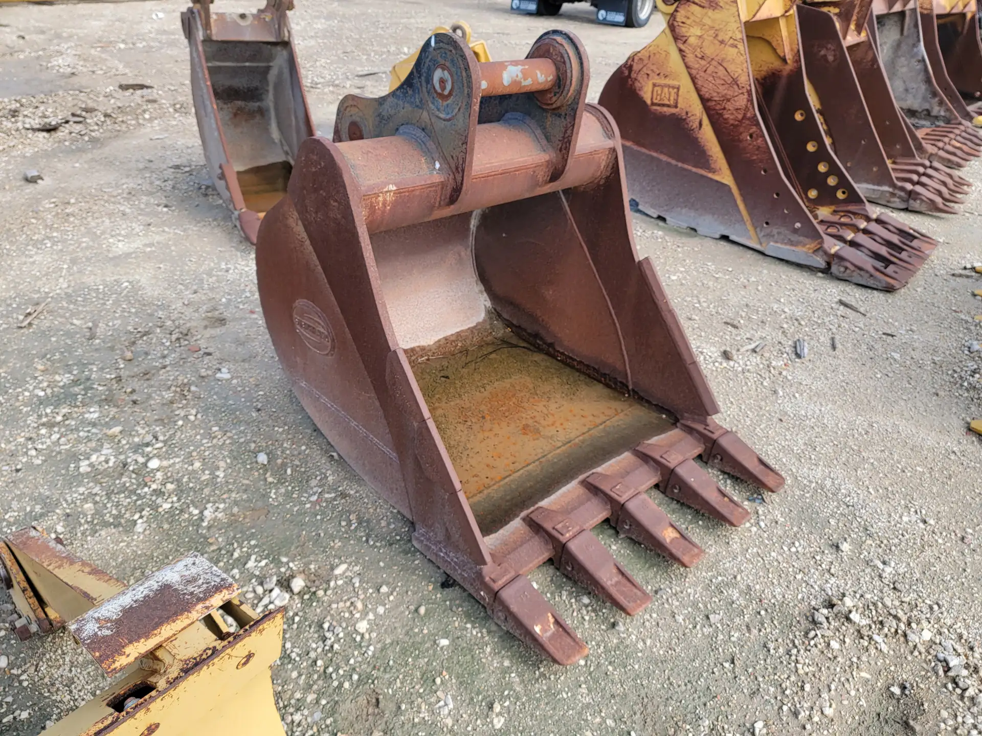 USED STRICKLAND BRAND BUCKET FOR 320             MQ image