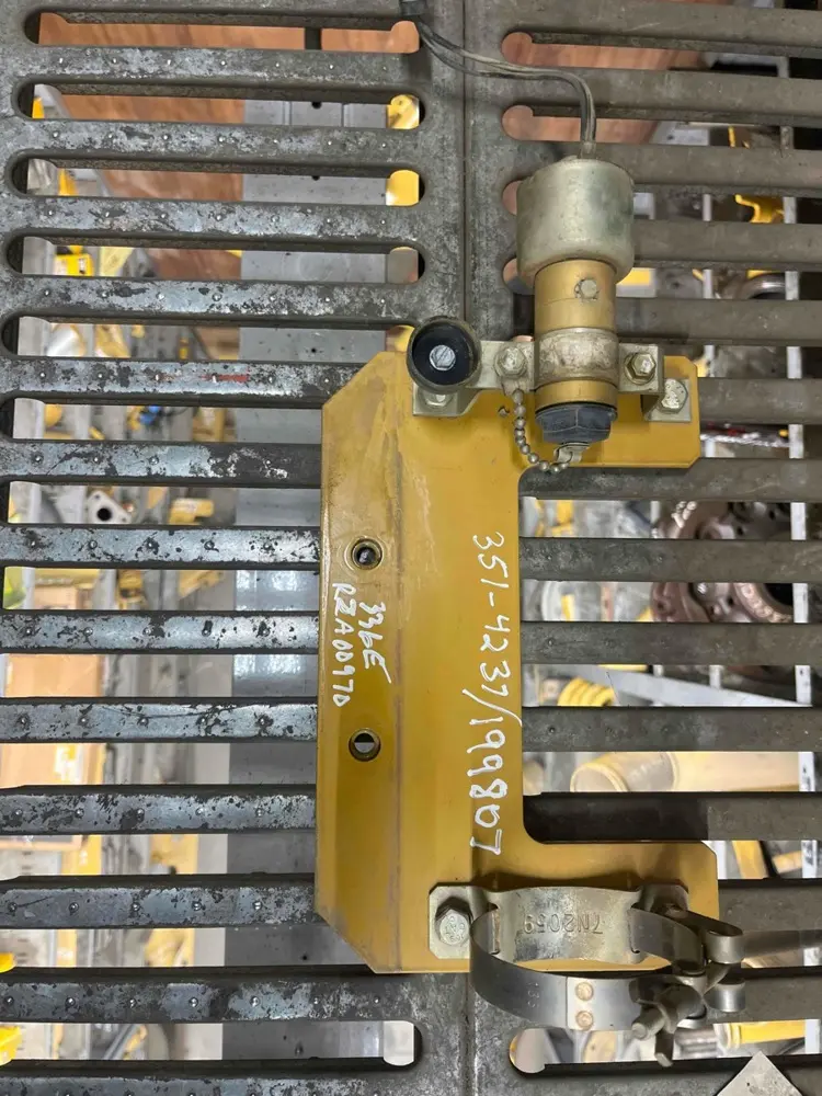 Plate AS W/Valve image 1