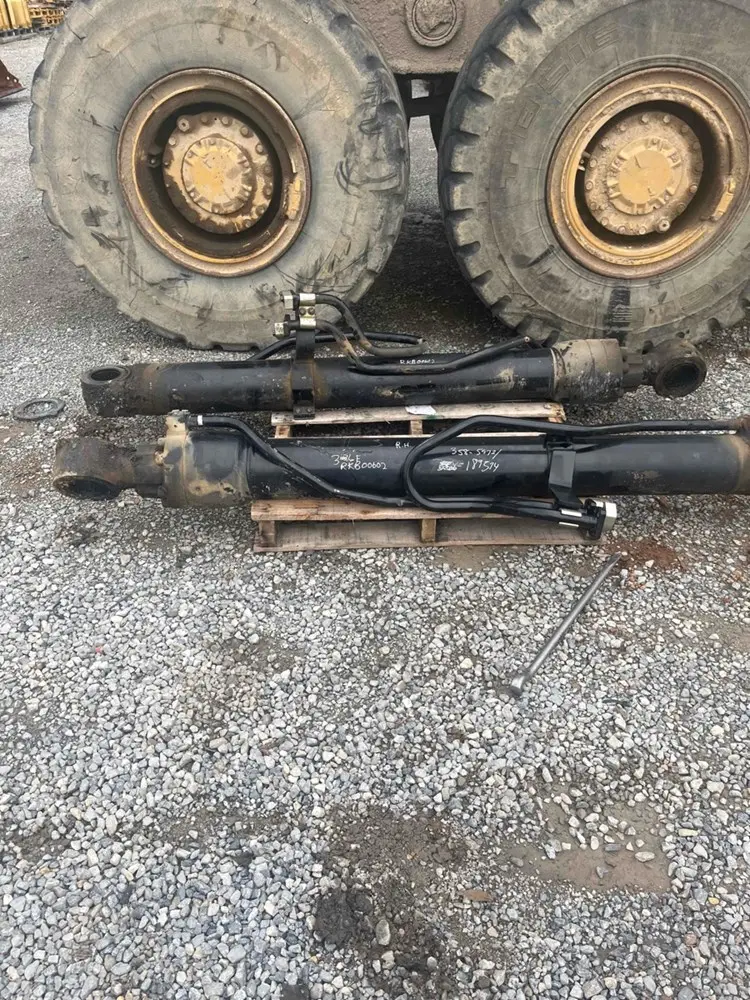 Cylinder Boom RH image 1