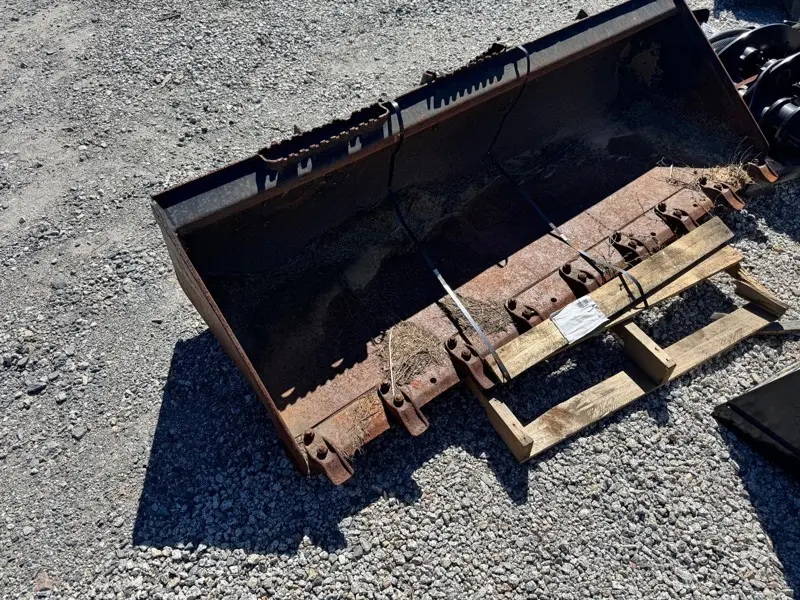 80" Bucket With Teeth image 1
