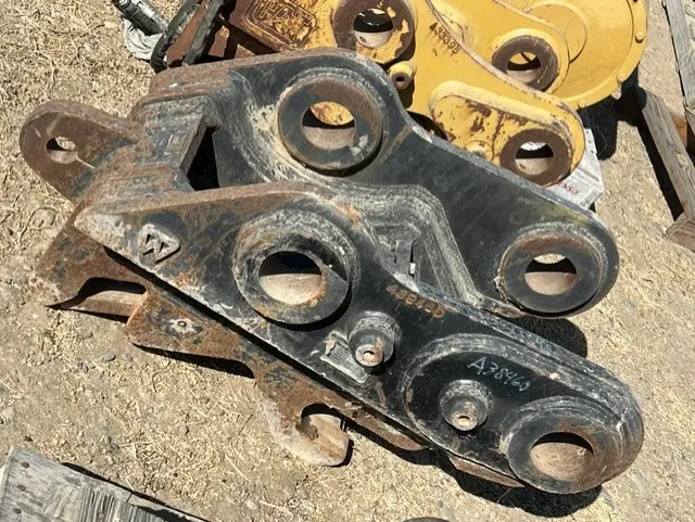 Excavator Quick Couper: Fits CAT CB Link, Picks Up CAT 225 Buckets image 1