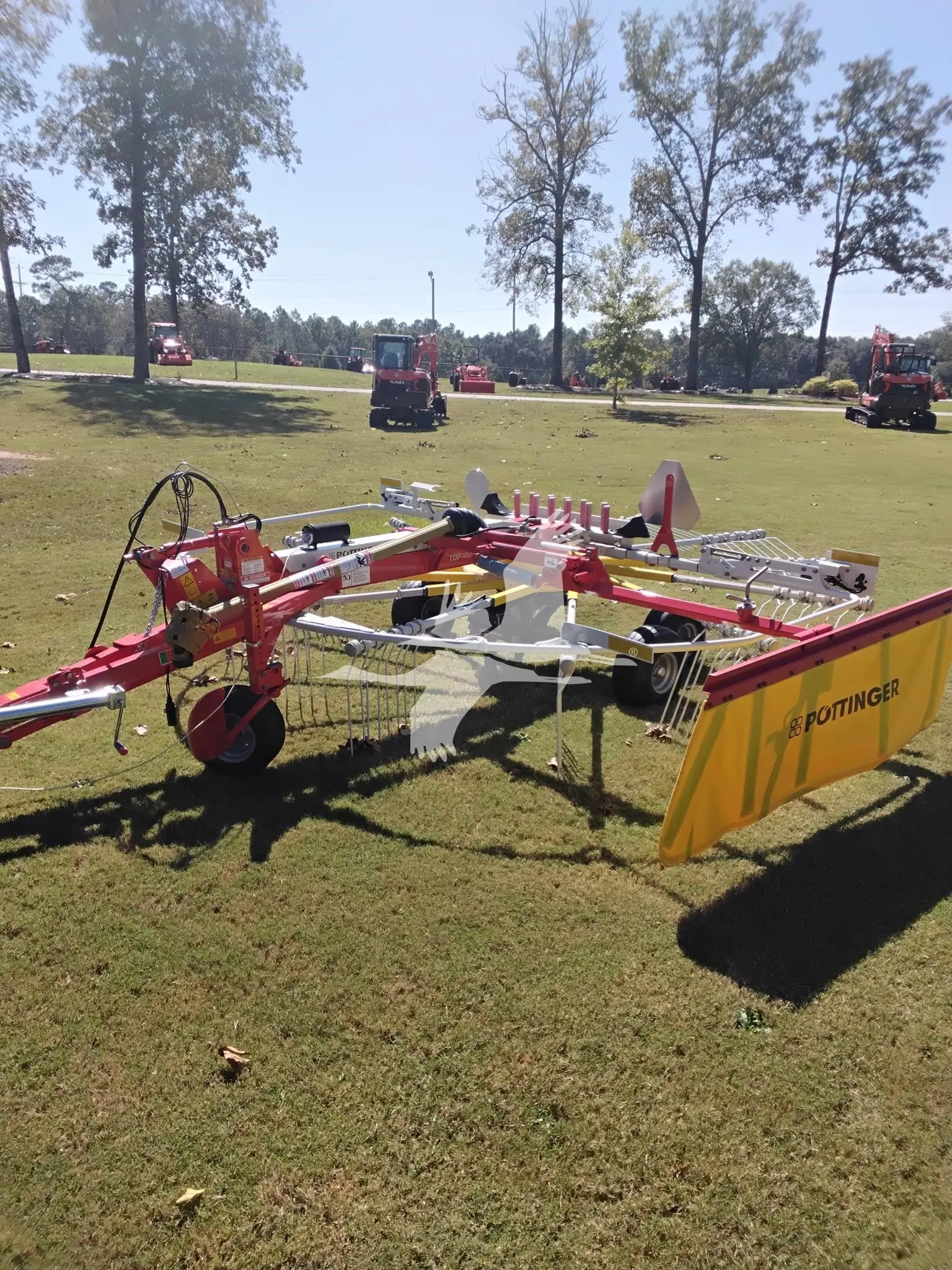 Pöttinger TOP 462 A 15 ft Single Rotor Rake image 1