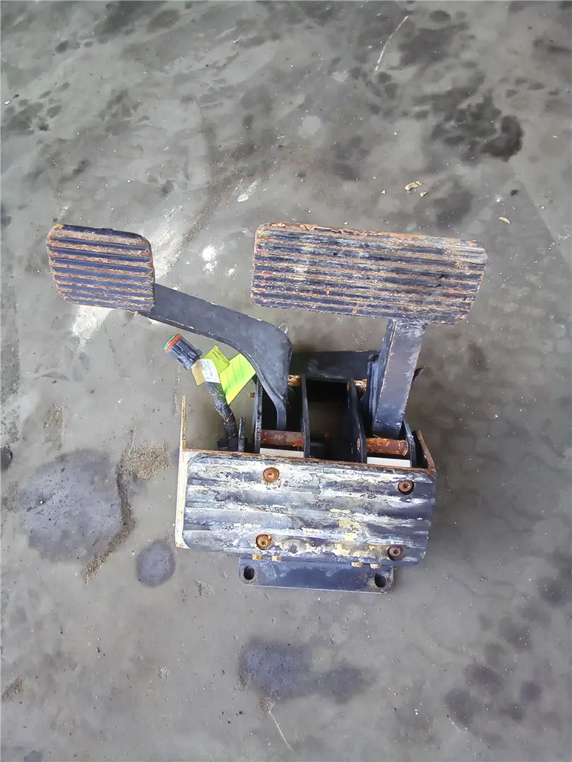 USED PEDAL CONTROL image 1