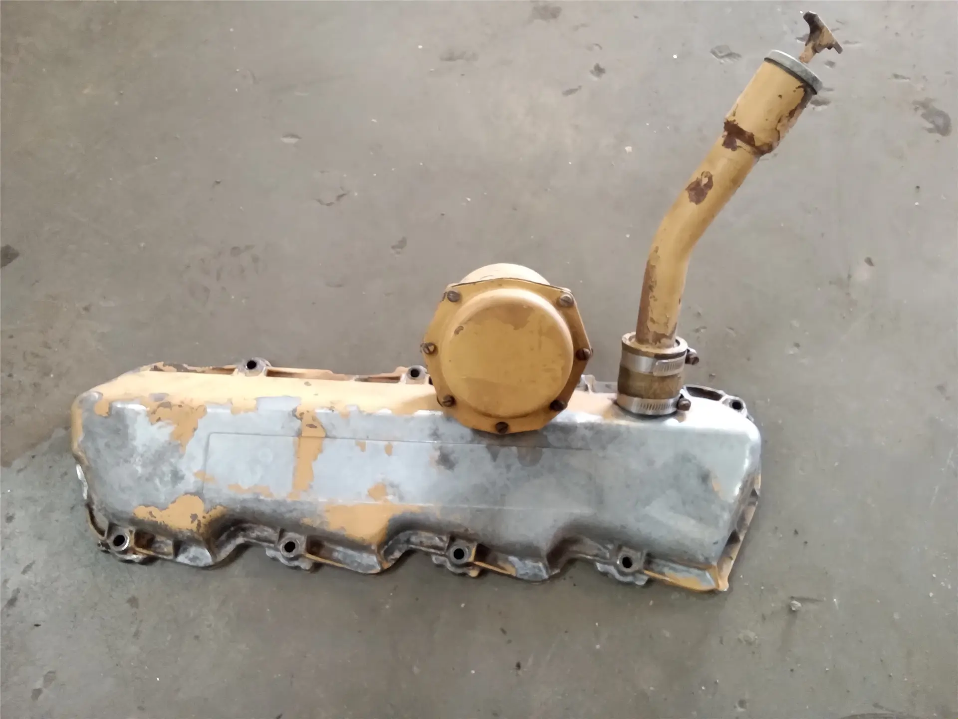 USED VALVE COVER image 1