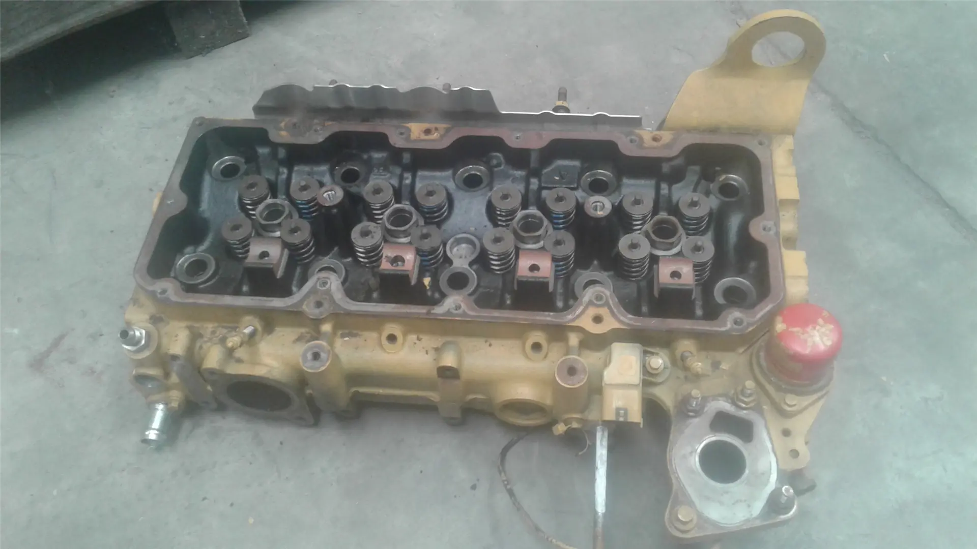 USED CYLINDER HEAD image 1