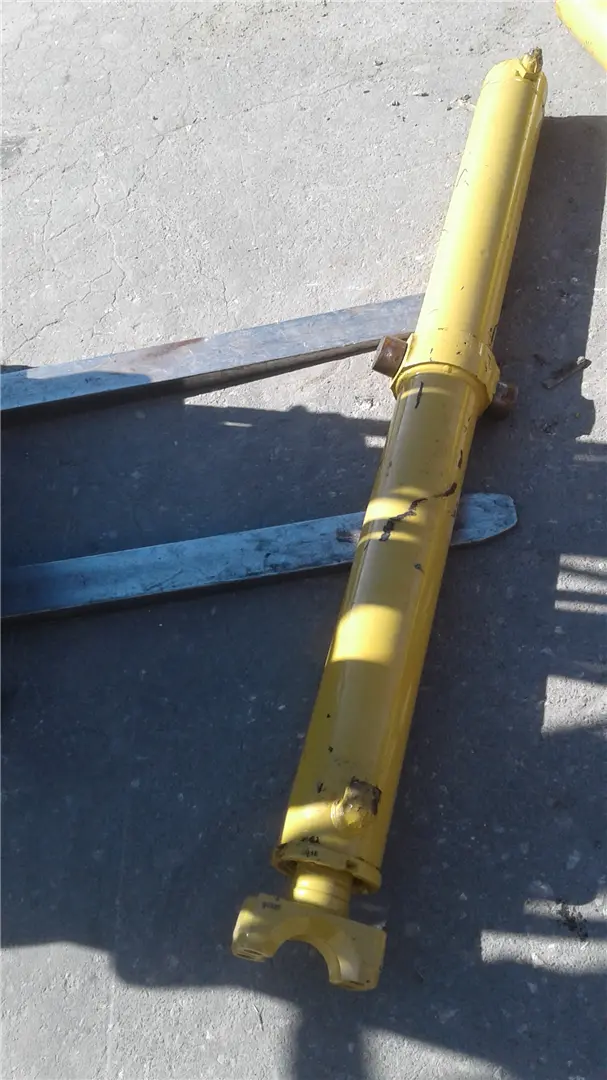 USED LIFT CYLINDER image 1
