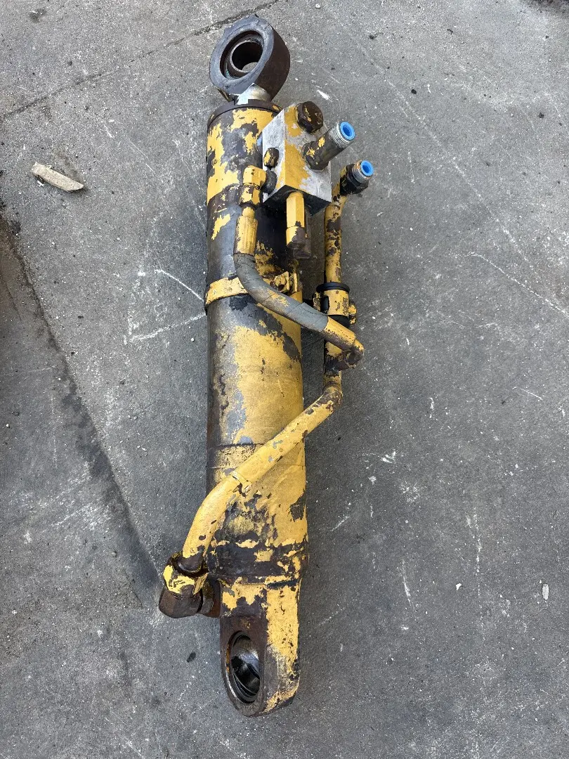 USED STEERING CYL image 1