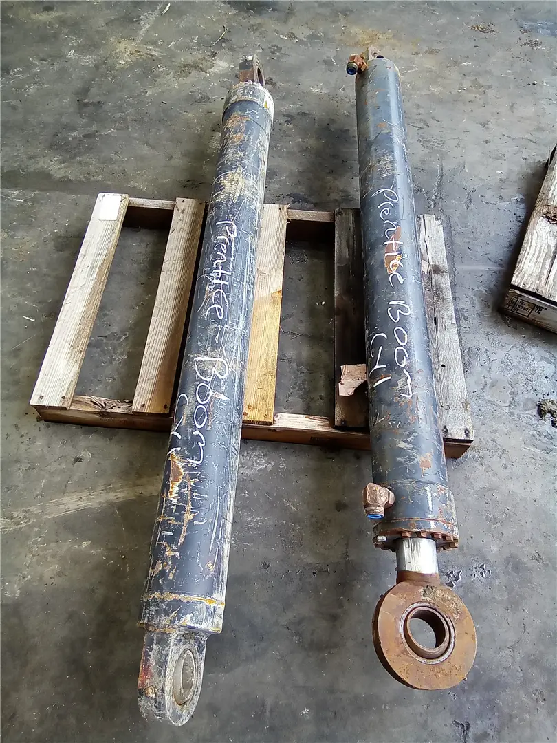 USED BOOM CYL image 1