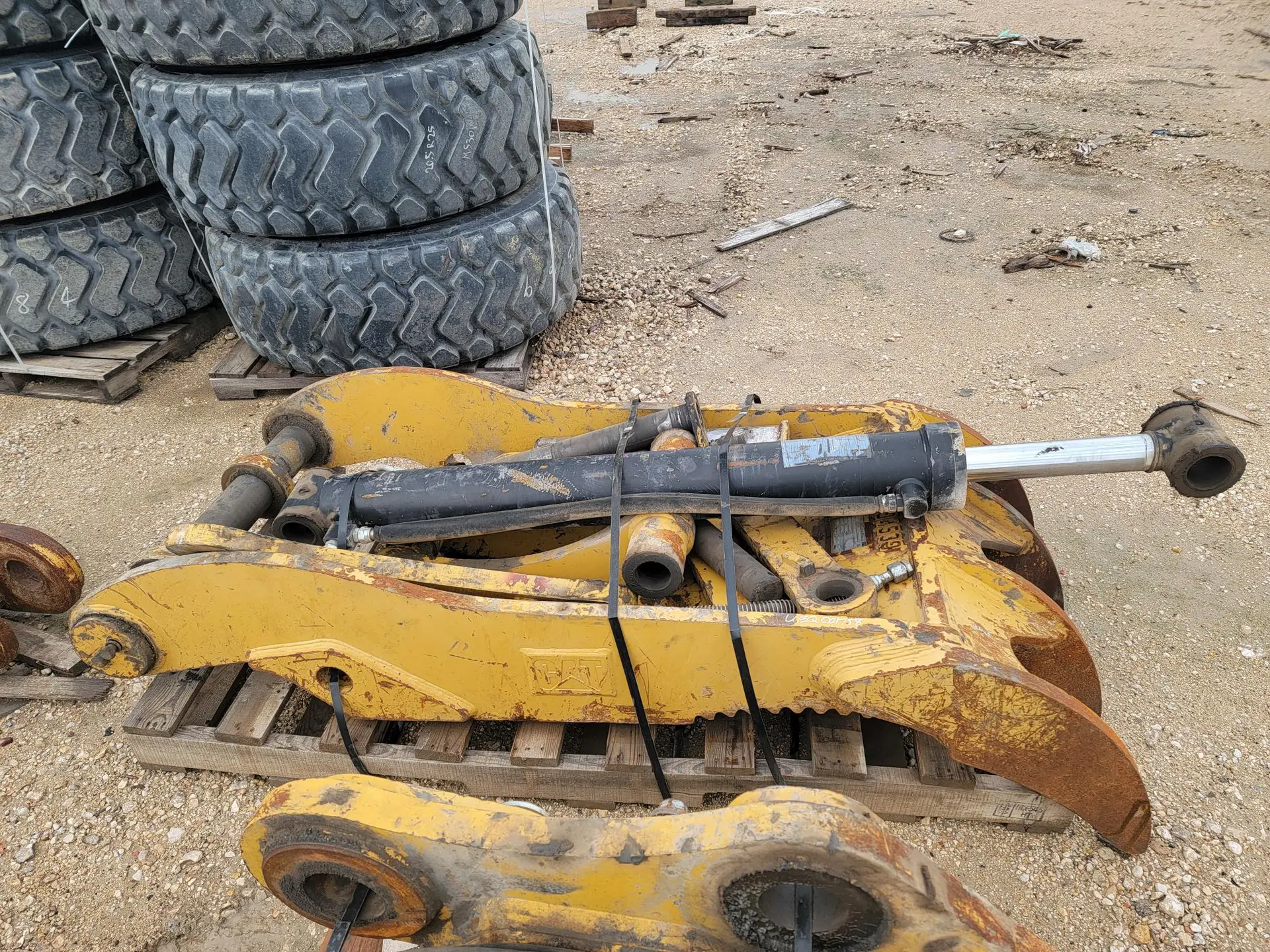 USED HYD THUMB FOR 72" COUPLER BUCKET             MQ image 1