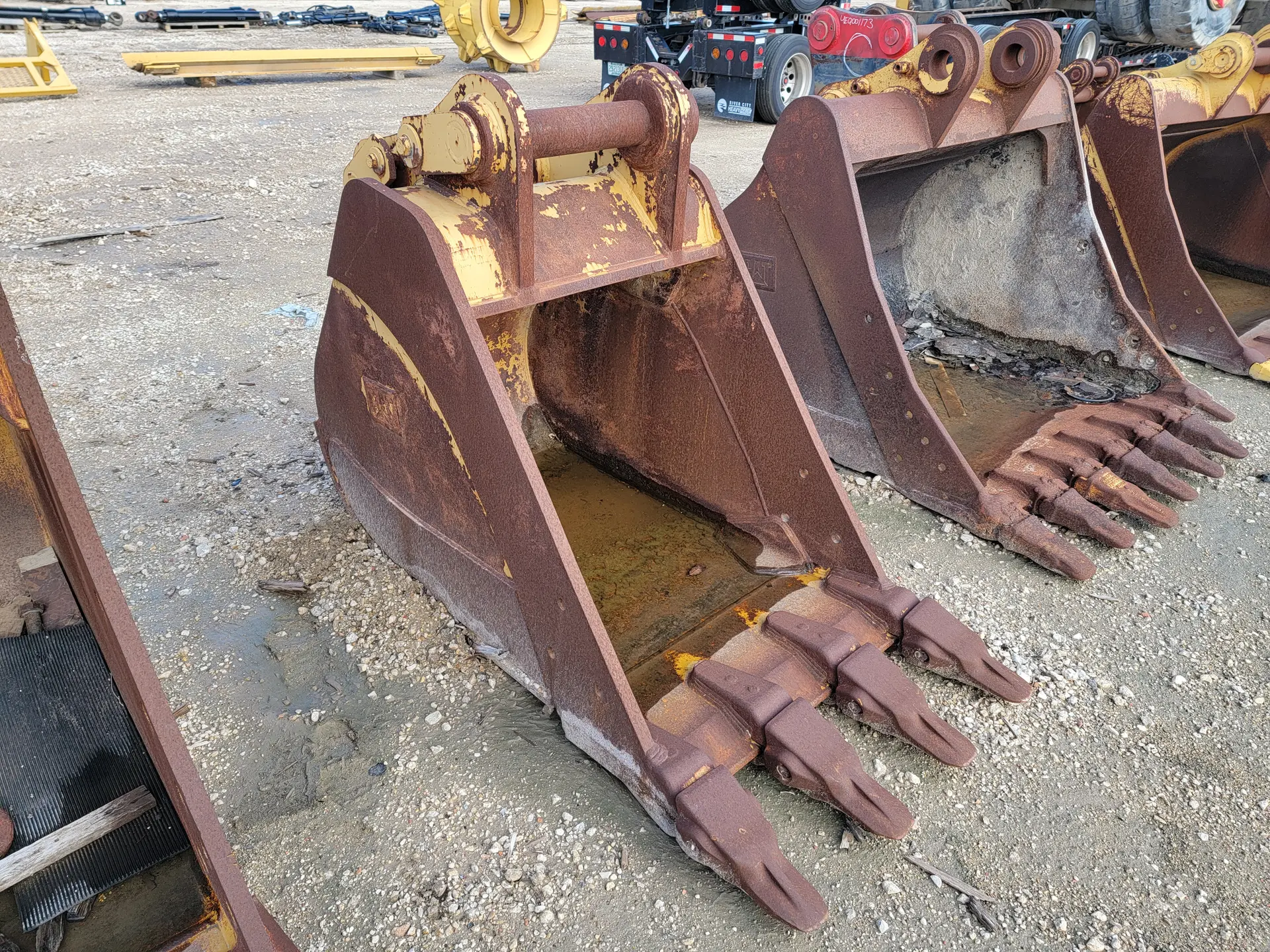 USED 35" 336 BUCKET  *NOT STANDARD DB BU / SEE PICS*   MQ image 1
