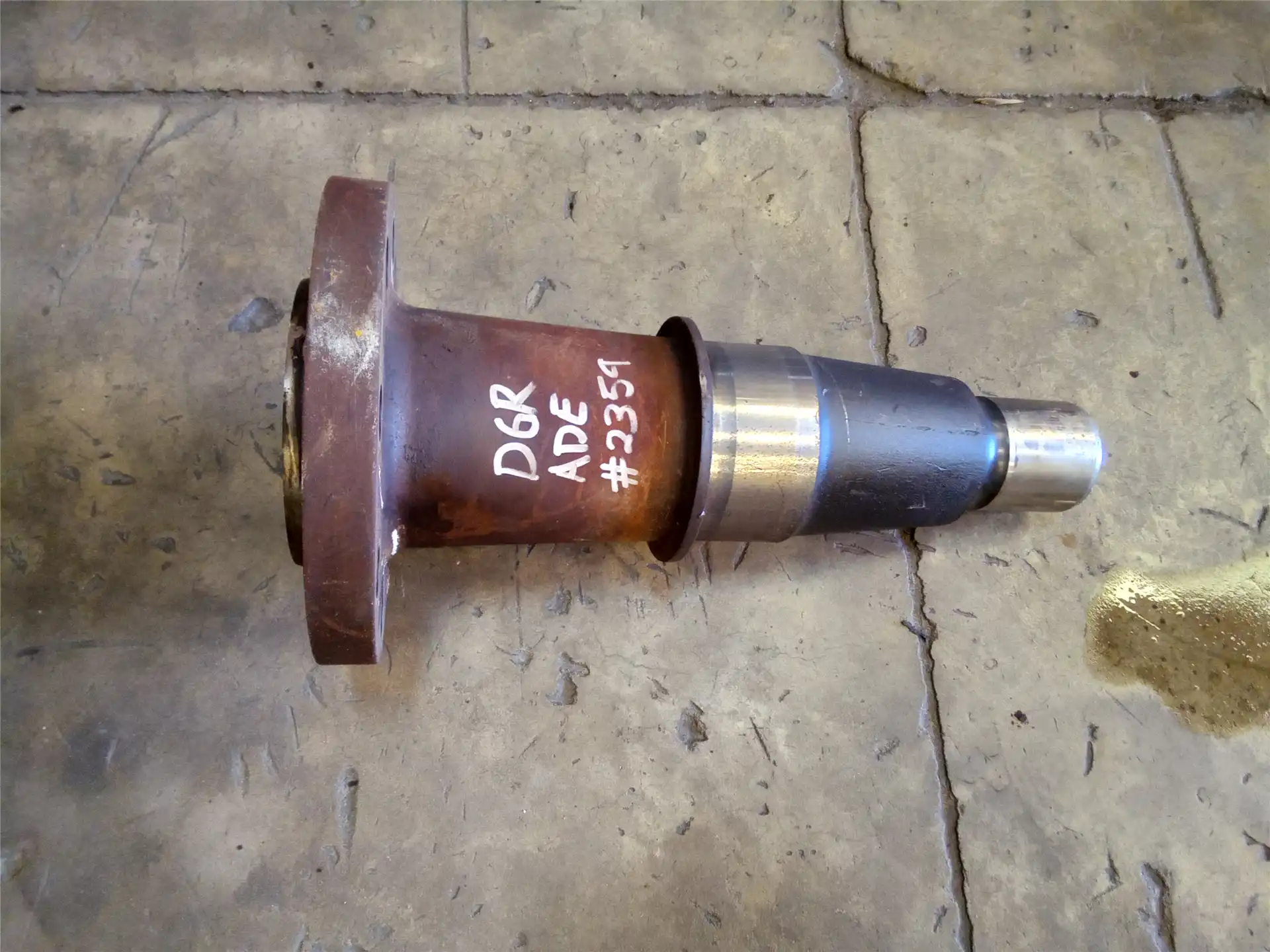USED PIVOT SHAFT indicator image 1